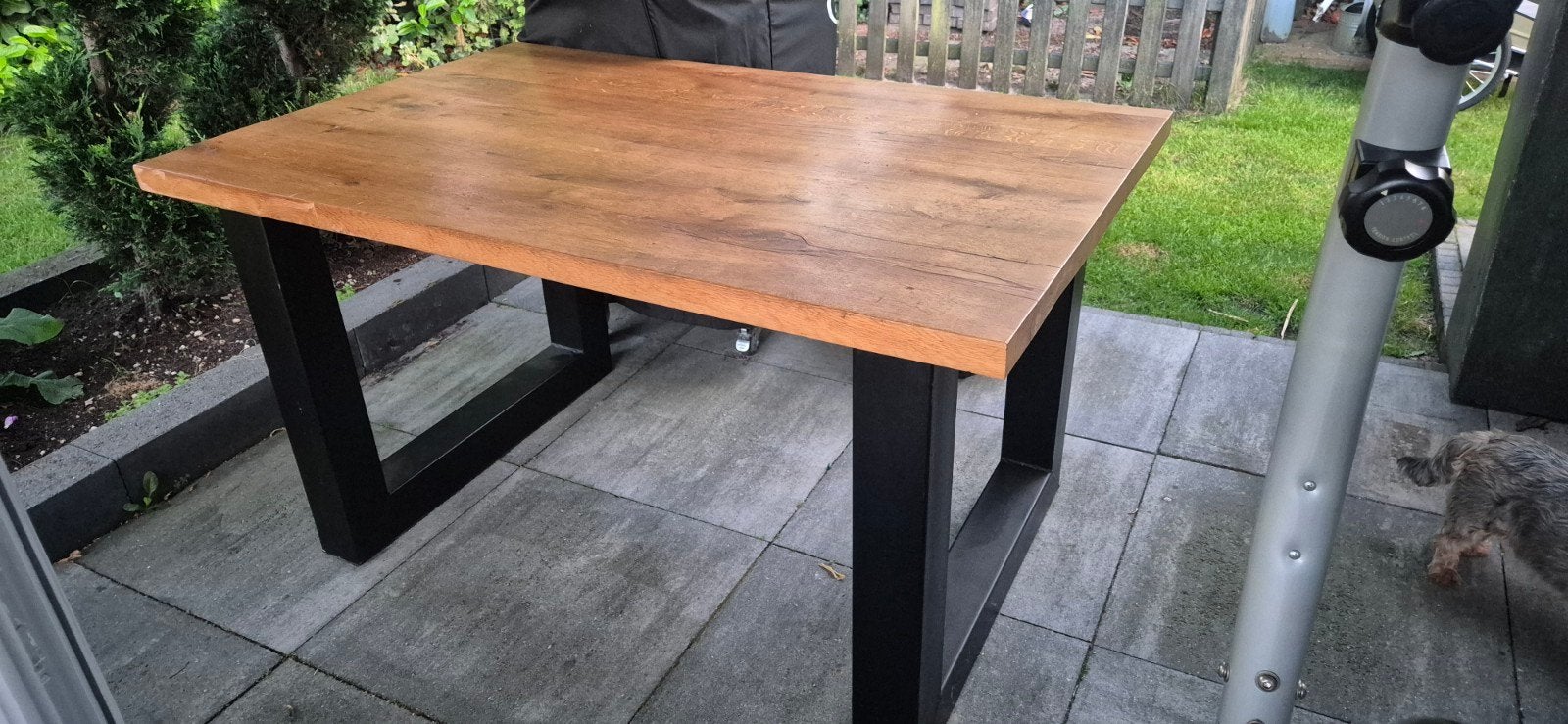 Massief eiken eettafel met zwart metalen onderstel, Ophalen, Modern, Industrieel, Zo goed als nieuw, Rechthoekig
