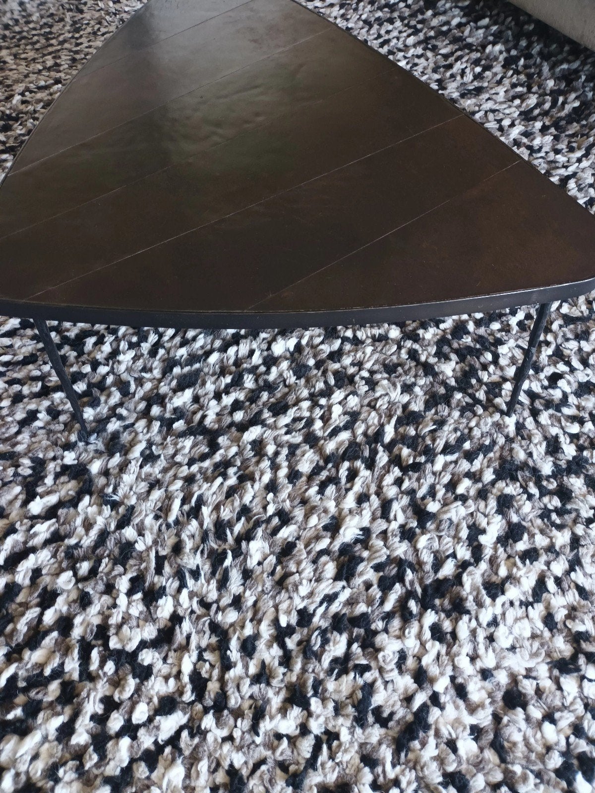 Zwarte driehoekige salontafel met metalen poten, Huis en Inrichting, Tafels | Salontafels, Overige houtsoorten, Gebruikt, 50 tot 100 cm