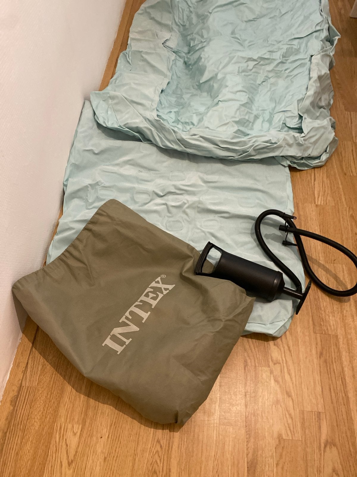 Intex kinder Luchtbed met pomp -  168 x 107 x 25 cm, Ophalen of Verzenden, Gebruikt, 1-persoons