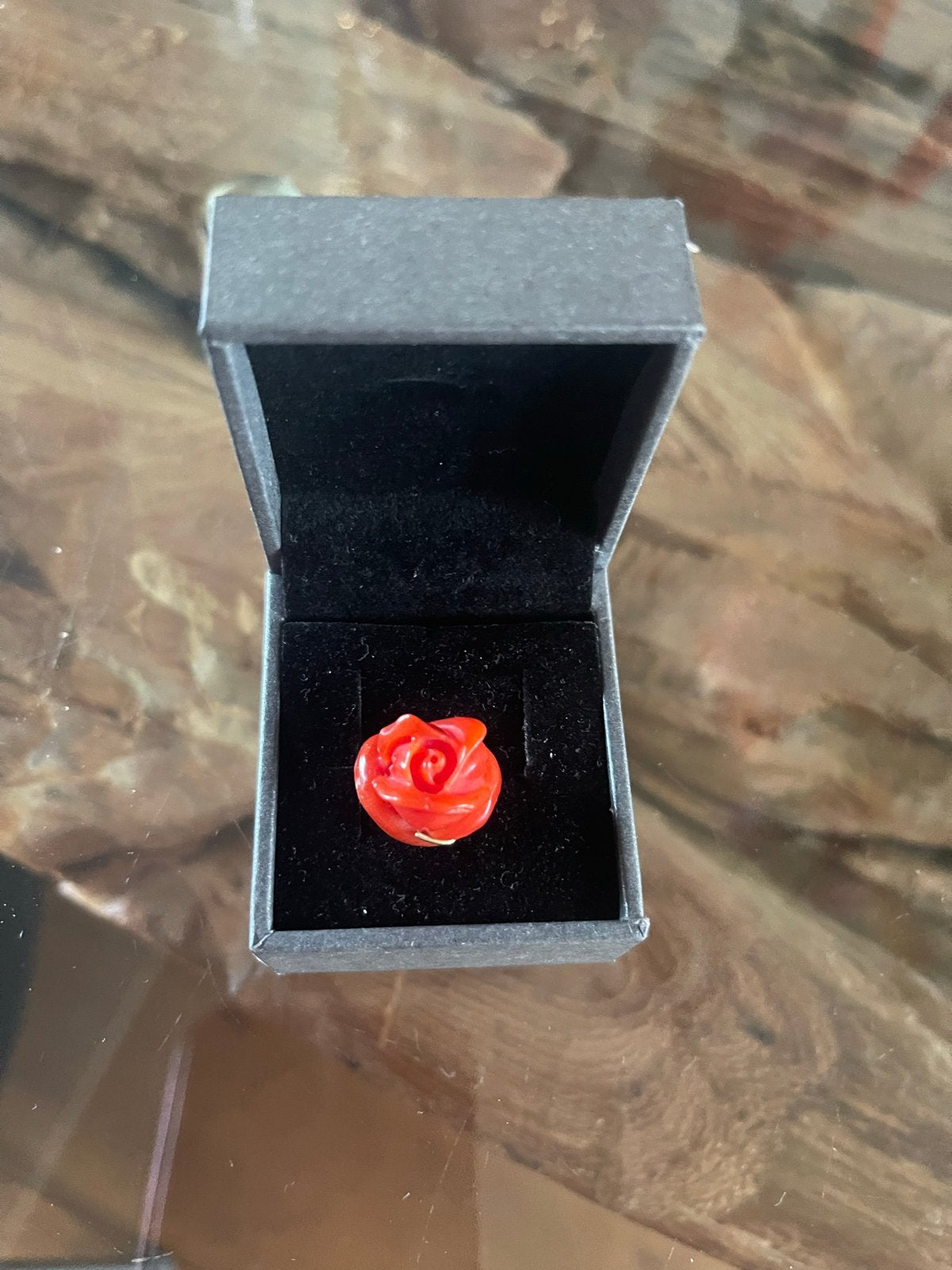 Prachtige rode bloedkoraal roos hanger 2cm in geschenkdoosje, Ophalen of Verzenden, Goud