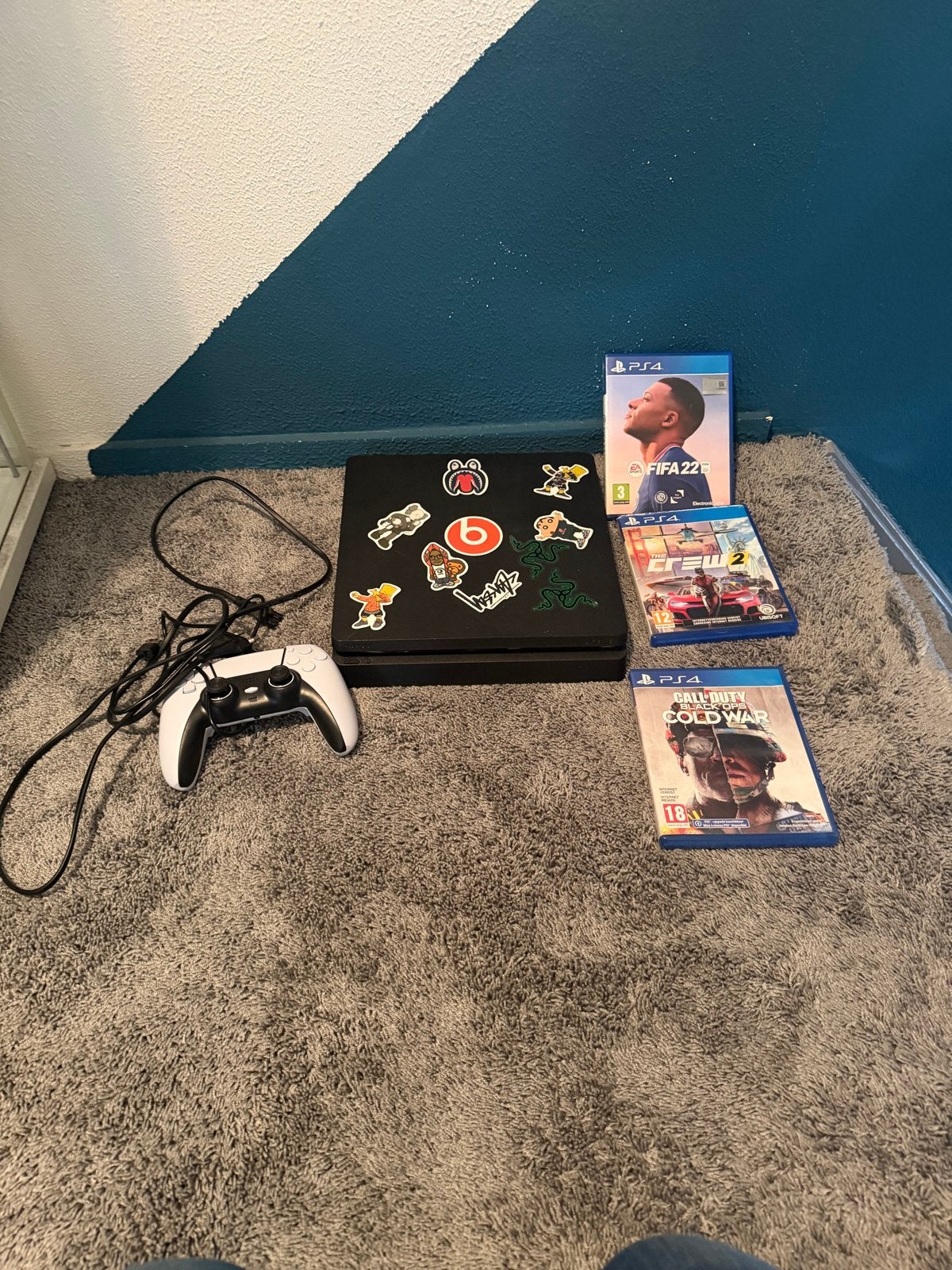 PS4 Slim met 3 games: FIFA 22, The Crew 2, Cold War, Spelcomputers en Games, Ophalen of Verzenden, Met 1 controller, Slim, 500 GB