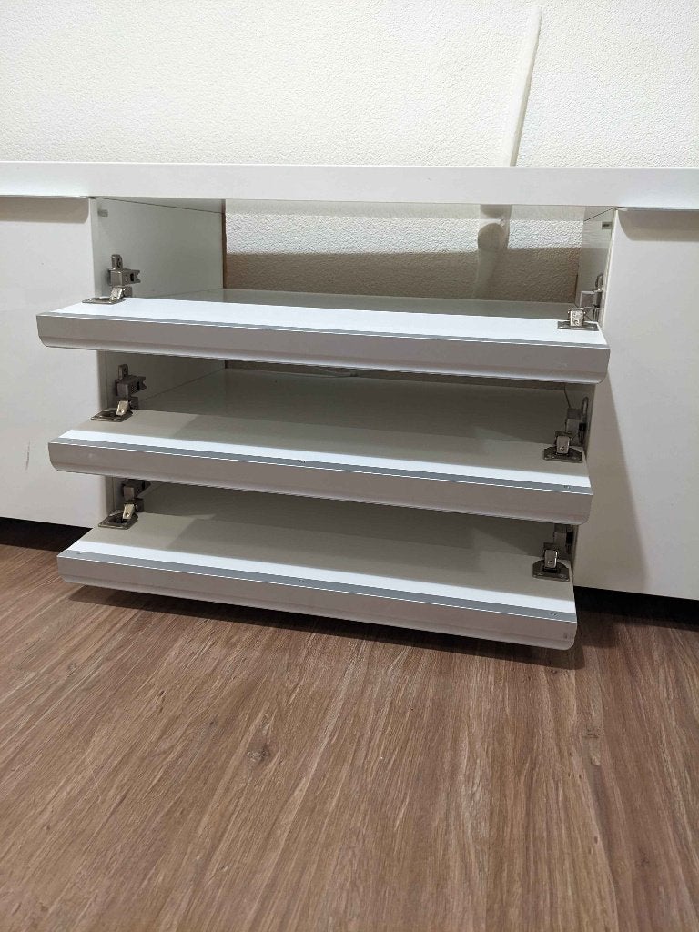 Sturdy White TV Stand with storage / Stevig wit tv-meubel, Huis en Inrichting, Ophalen, Overige materialen, Gebruikt, 150 tot 200 cm