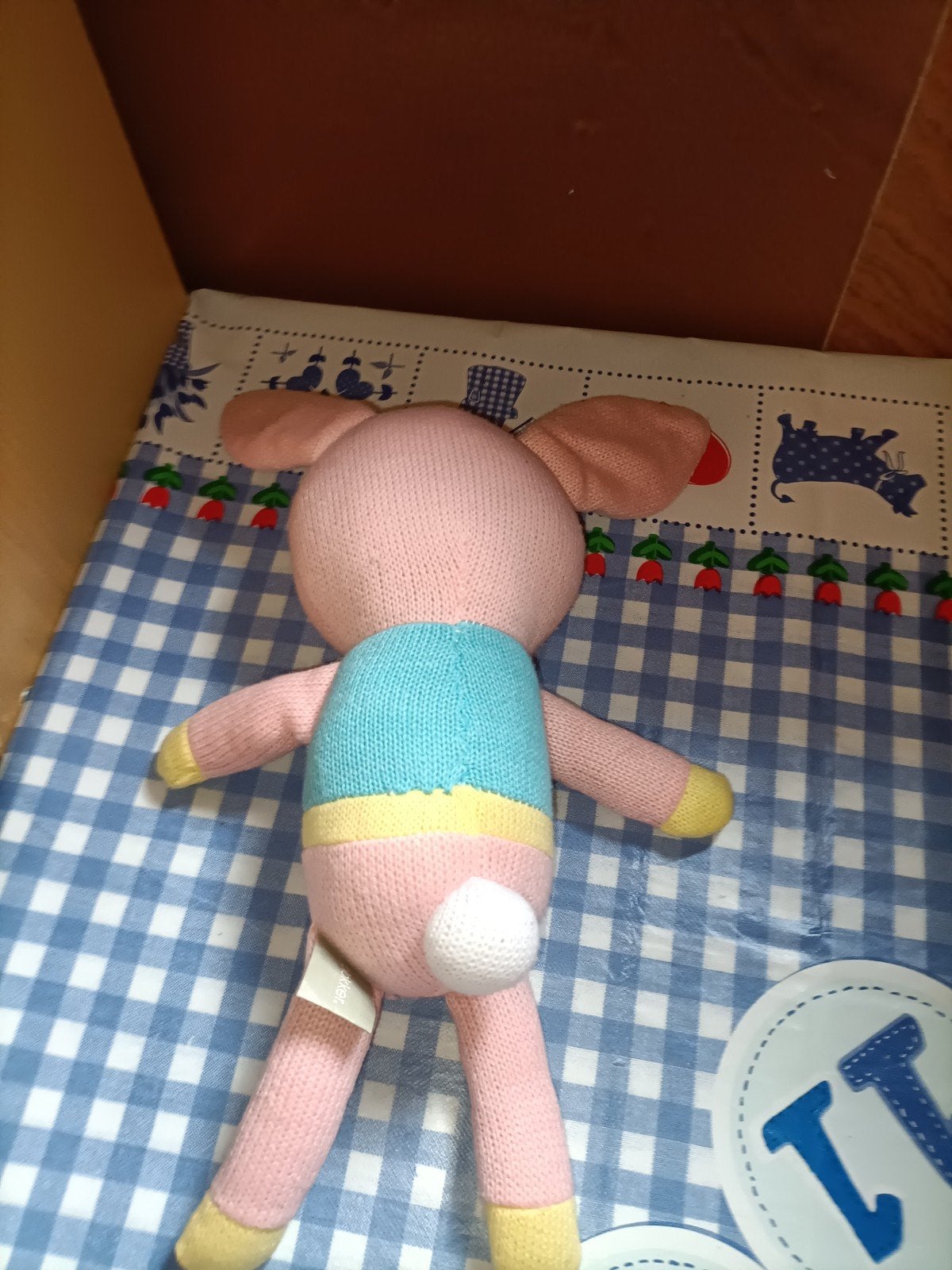 Blokker roze konijn knuffel met blauw en geel, Ophalen of Verzenden, Zo goed als nieuw, Konijn