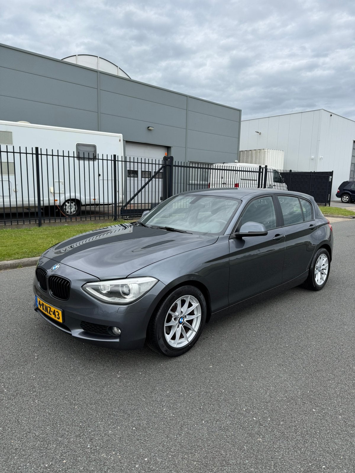 BMW 1-Serie 114i 5-DR 2013 Grijs - NIEUWE APK!, Auto's, 1-Serie, Euro 5, Zwart, 4 cilinders
