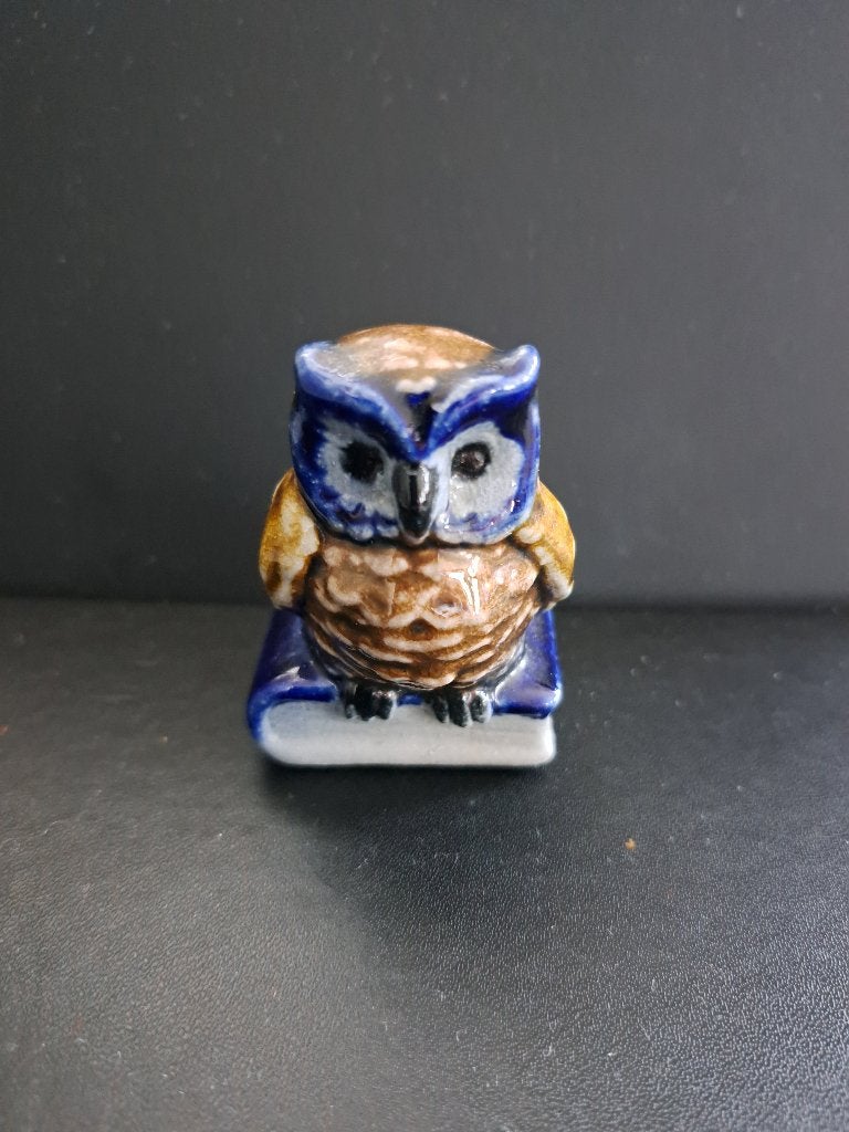 Uil op boek - Keramiek beeldje, Verzamelen, Beelden en Beeldjes, Ophalen of Verzenden, Zo goed als nieuw, Dier