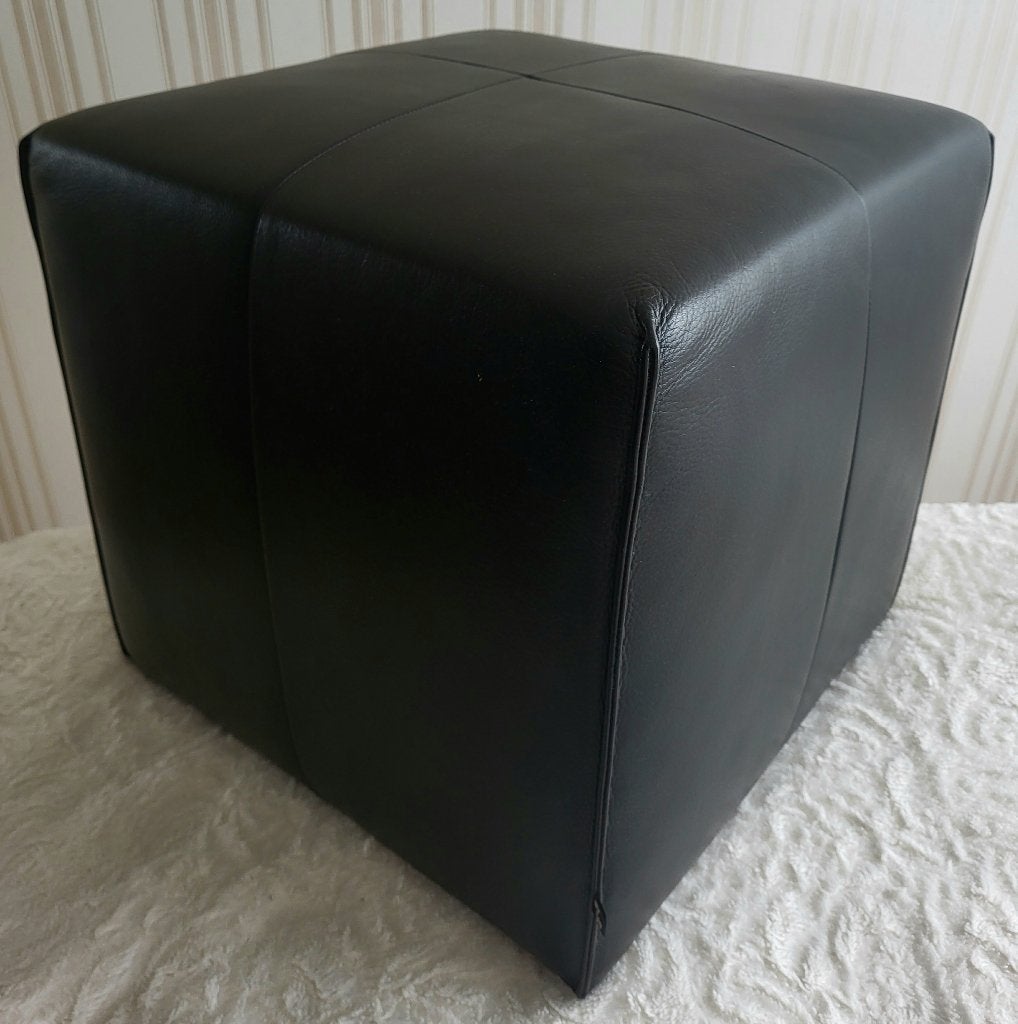 Dutch Design Poef - merk Eyye, model Kub 47, zwart leder, Ophalen, Minder dan 50 cm, Vierkant, Zo goed als nieuw