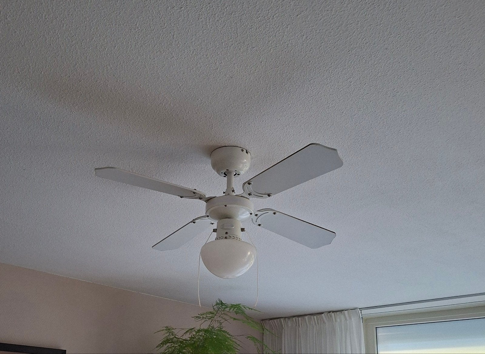 Witte plafondventilator met verlichting