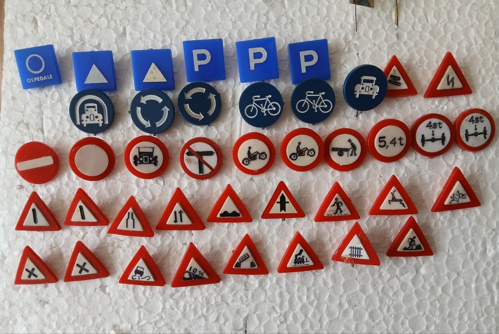 41 Vintage verkeersborden-speldjes, jaren 60., Ophalen of Verzenden, Overige onderwerpen, Speldje of Pin