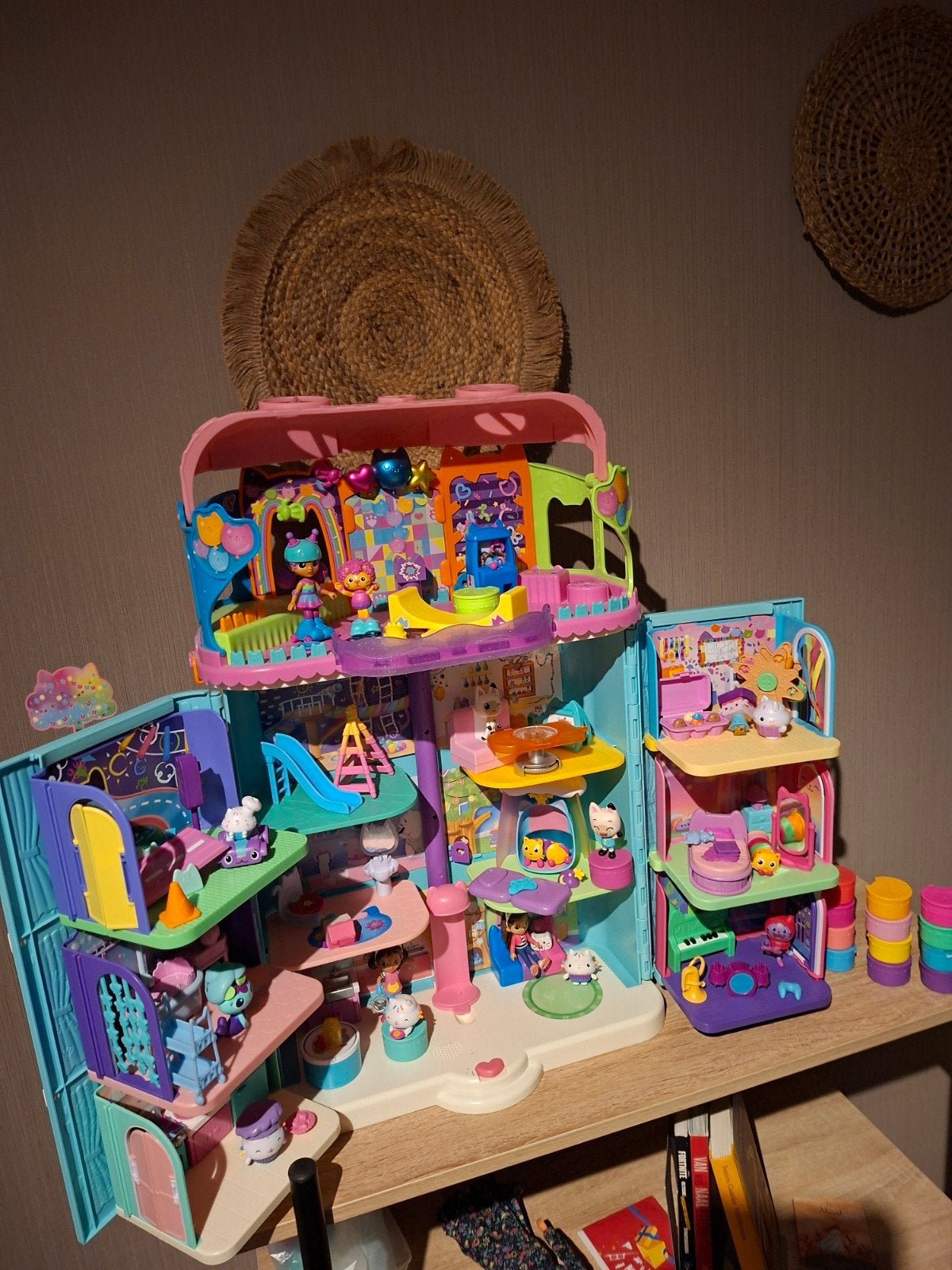 gabby's poppenhuis zeer compeet, Ophalen, Zo goed als nieuw, Toebehoren