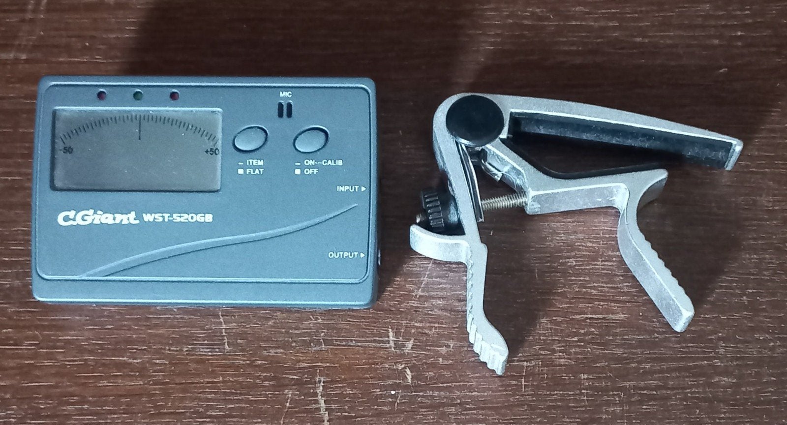 Gitaar stemapparaat (C.Giant WST-520GB) + Capo, Muziek en Instrumenten, Instrumenten | Toebehoren, Ophalen, Zo goed als nieuw