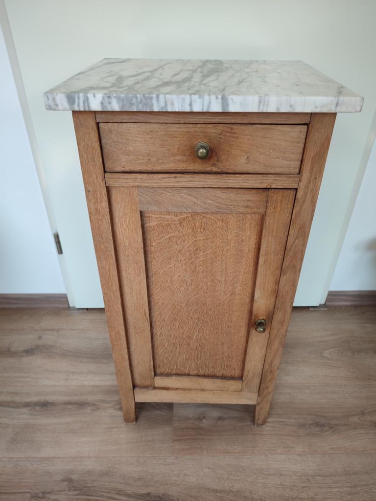 Antiek nachtkastje met marmer blad, Huis en Inrichting, Slaapkamer | Nachtkastjes, Ophalen, Gebruikt, Minder dan 45 cm, 70 cm of meer
