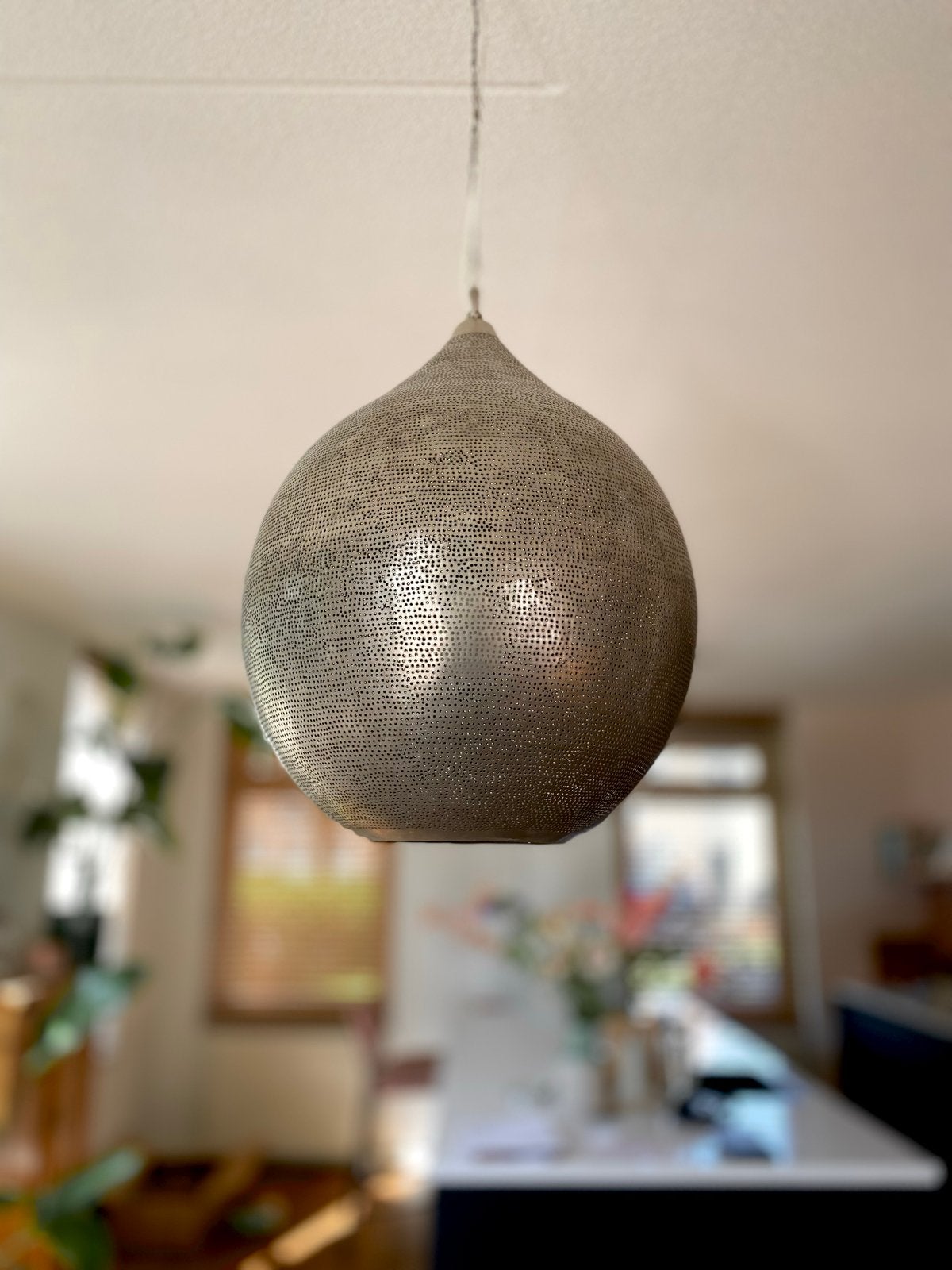 Marokkaanse zilveren lampenkap met gaatjes - 50cm, Huis en Inrichting, Ophalen, Gebruikt, E27 (groot)
