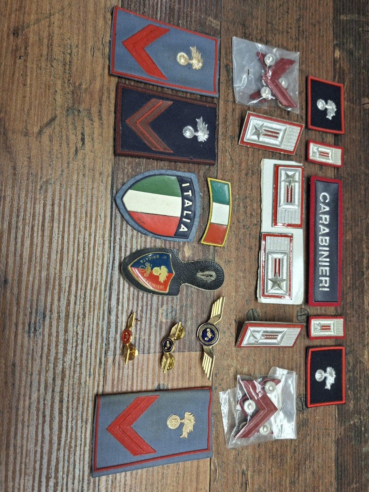 Carabinieri set, Verzamelen, Militaria | Algemeen, Verzenden, Landmacht, Engeland, Embleem of Badge