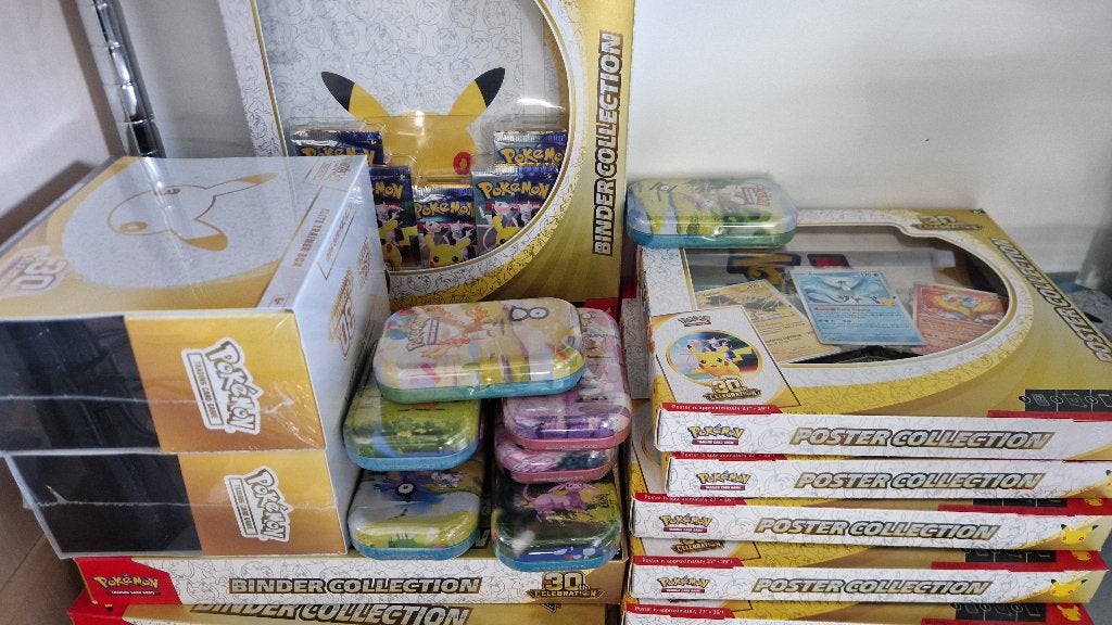 Pokemon 30th Celebration Mini Tin, Poster, Binder en ETB, Ophalen, Nieuw, Boosterbox, Foil