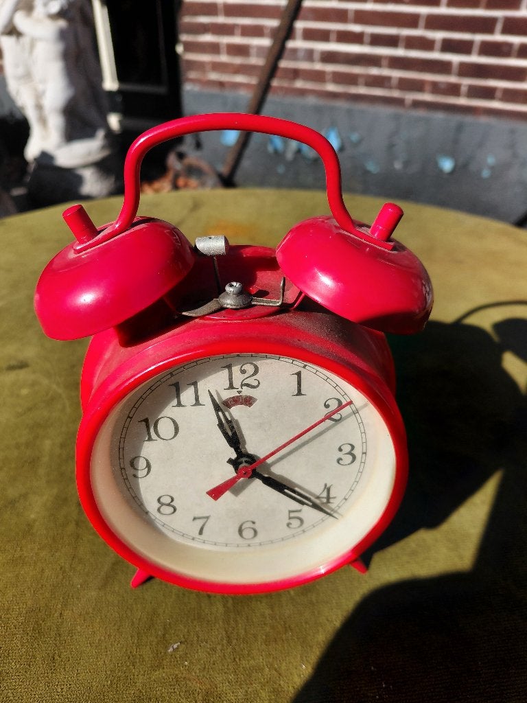 Vintage mechanische rode wekker met 2 bellen., Antiek en Kunst, Antiek | Klokken, Verzenden
