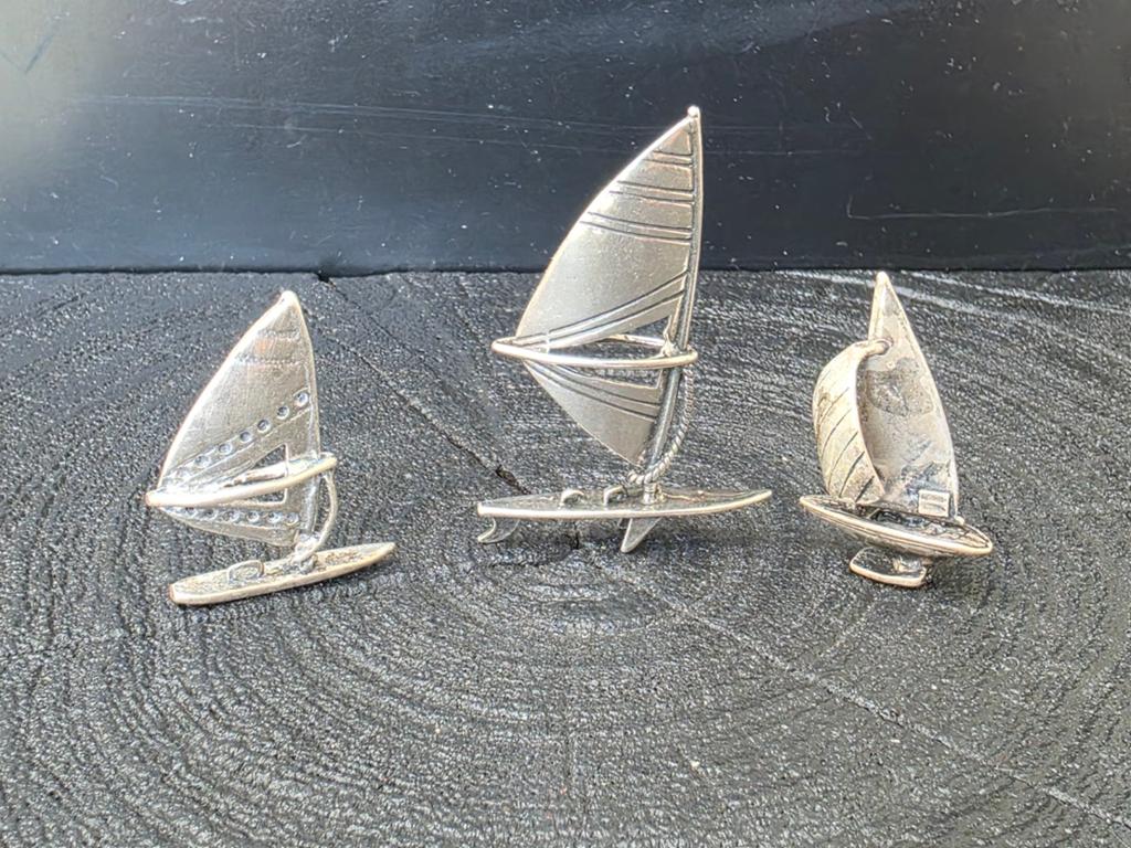 Set van 3 zilveren surfplanken/zeilboot, Antiek en Kunst, Verzenden