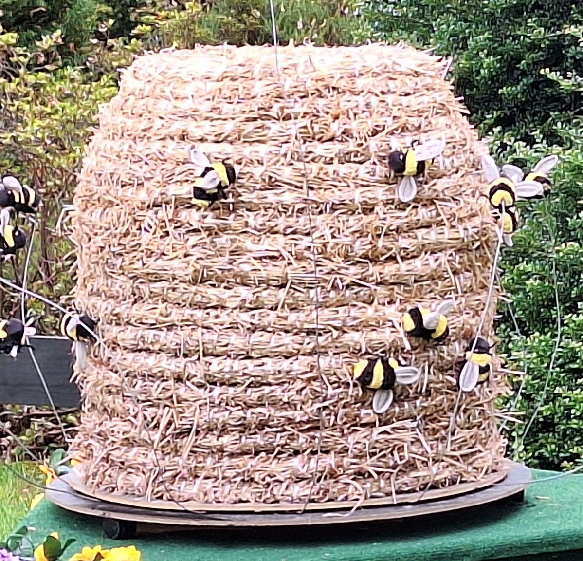 Decoratieve bijenkorf met bijen, Ophalen