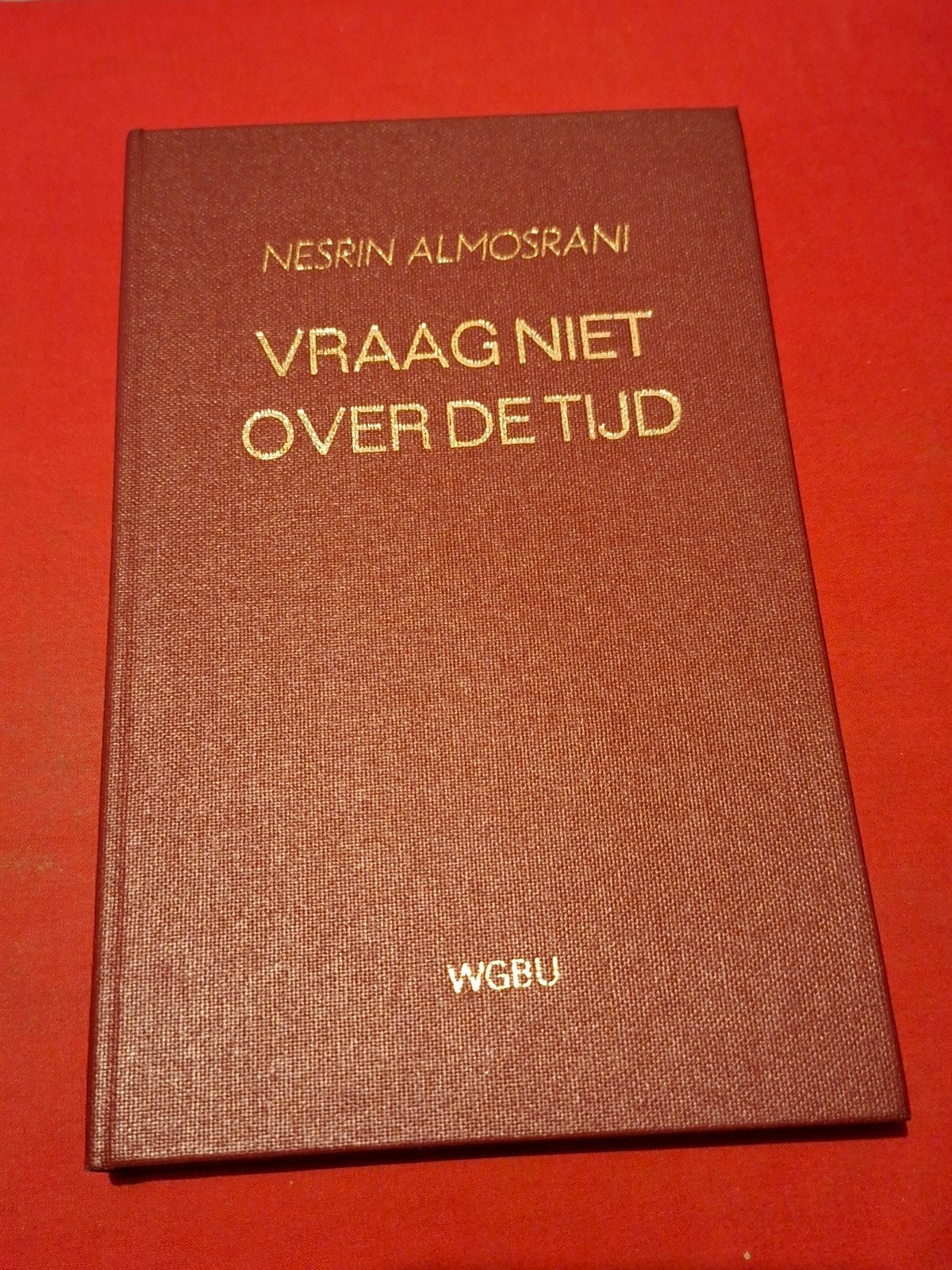 GESIGNEERD Vraag niet over de tijd. Nesrin Almosrani., Ophalen of Verzenden, Zo goed als nieuw