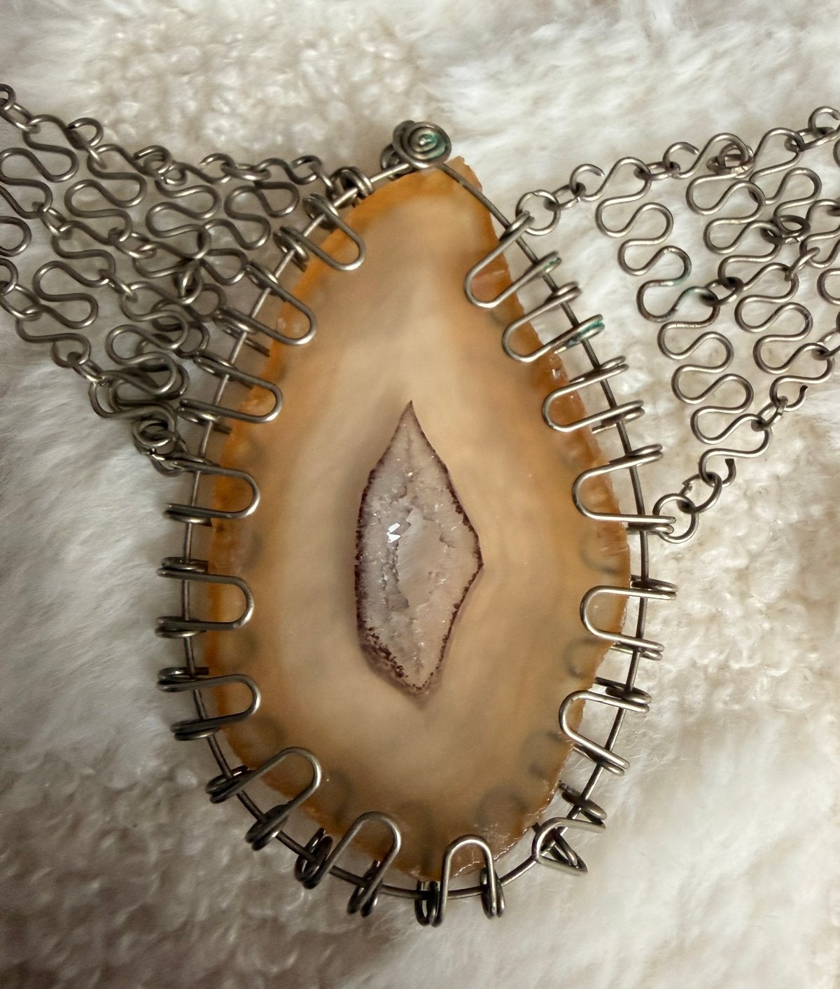 Unieke Agate Geode Ketting met Zilverkleurige Ketting, Sieraden, Tassen en Uiterlijk, Verzenden, Beige, Zo goed als nieuw, Steen of Mineraal