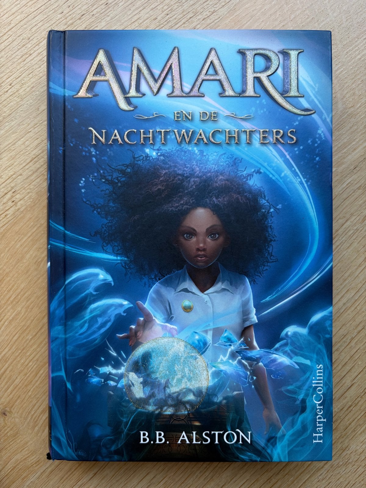 Amari en de Nachtwachters - B.B. Alston, Boeken, Fantasy, Zo goed als nieuw, Ophalen of Verzenden