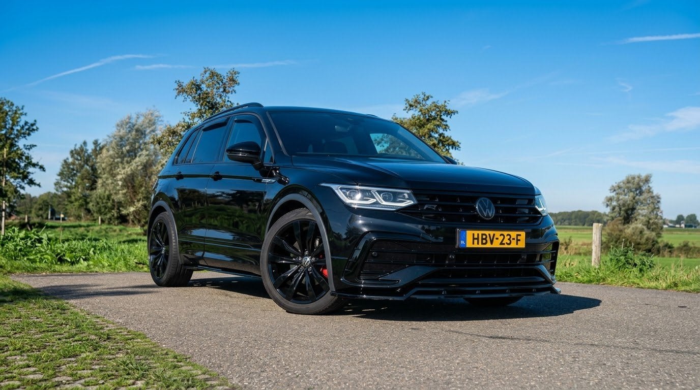 VW Tiguan 1.5 TSI 3x R-Line Black Style | Standkachel | NAP⁠, Auto's, Verwarmde buitenspiegels, Zwart, 4 cilinders, Zwart