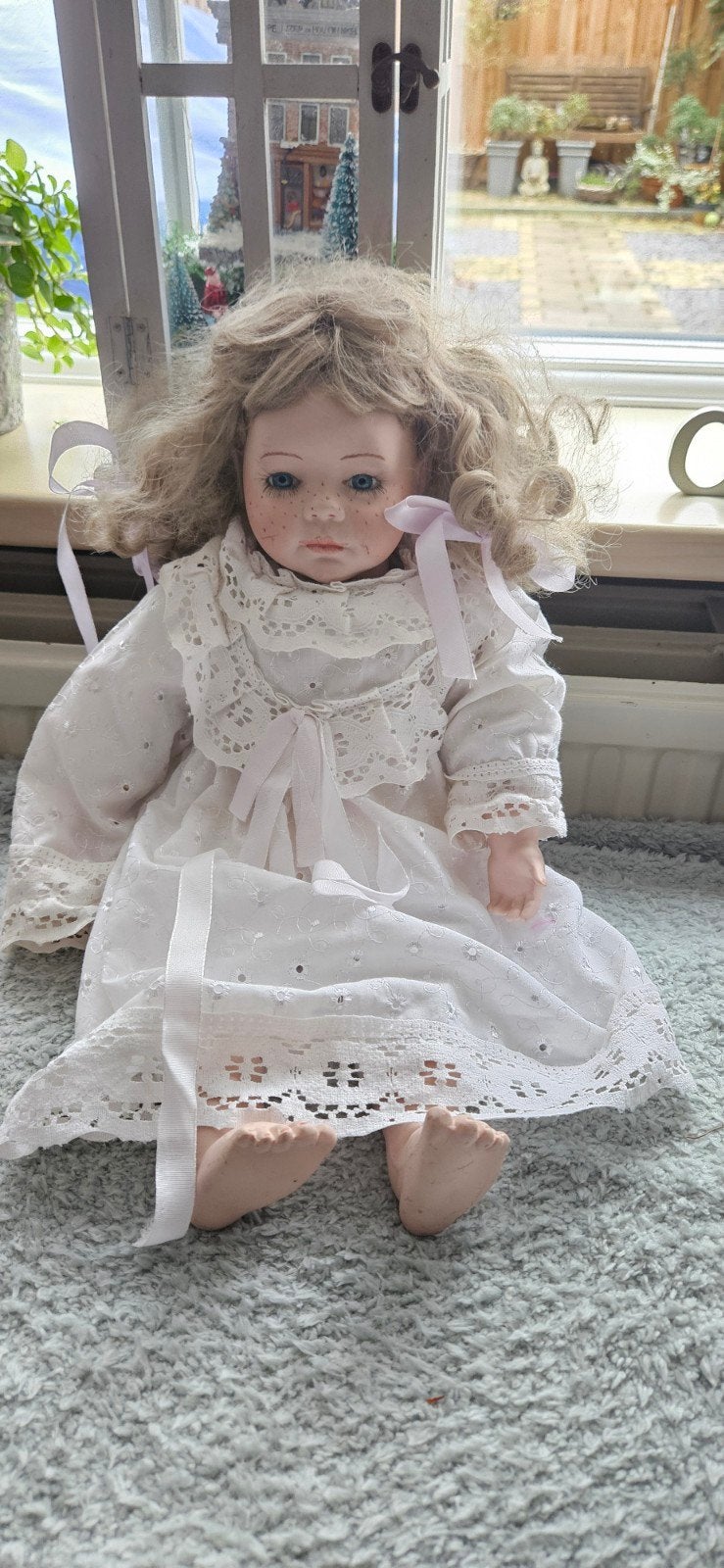 Vintage porseleinen pop met krullend haar en witte jurk, Ophalen of Verzenden, Gebruikt, Pop