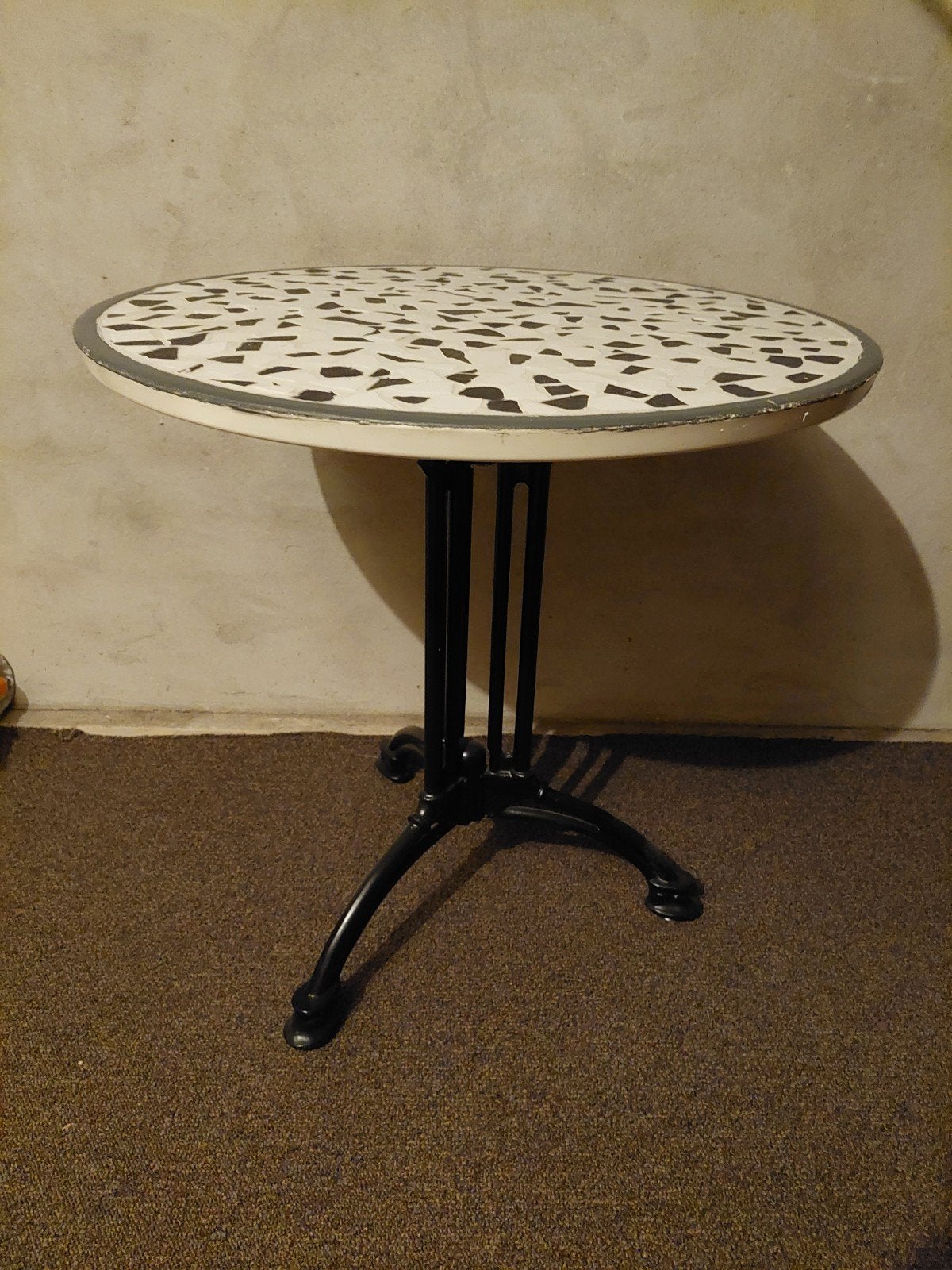 Ronde bistrotafel met mozaïekblad en gietijzeren onderstel, Minder dan 50 cm, Gebruikt, Overige materialen, Rond