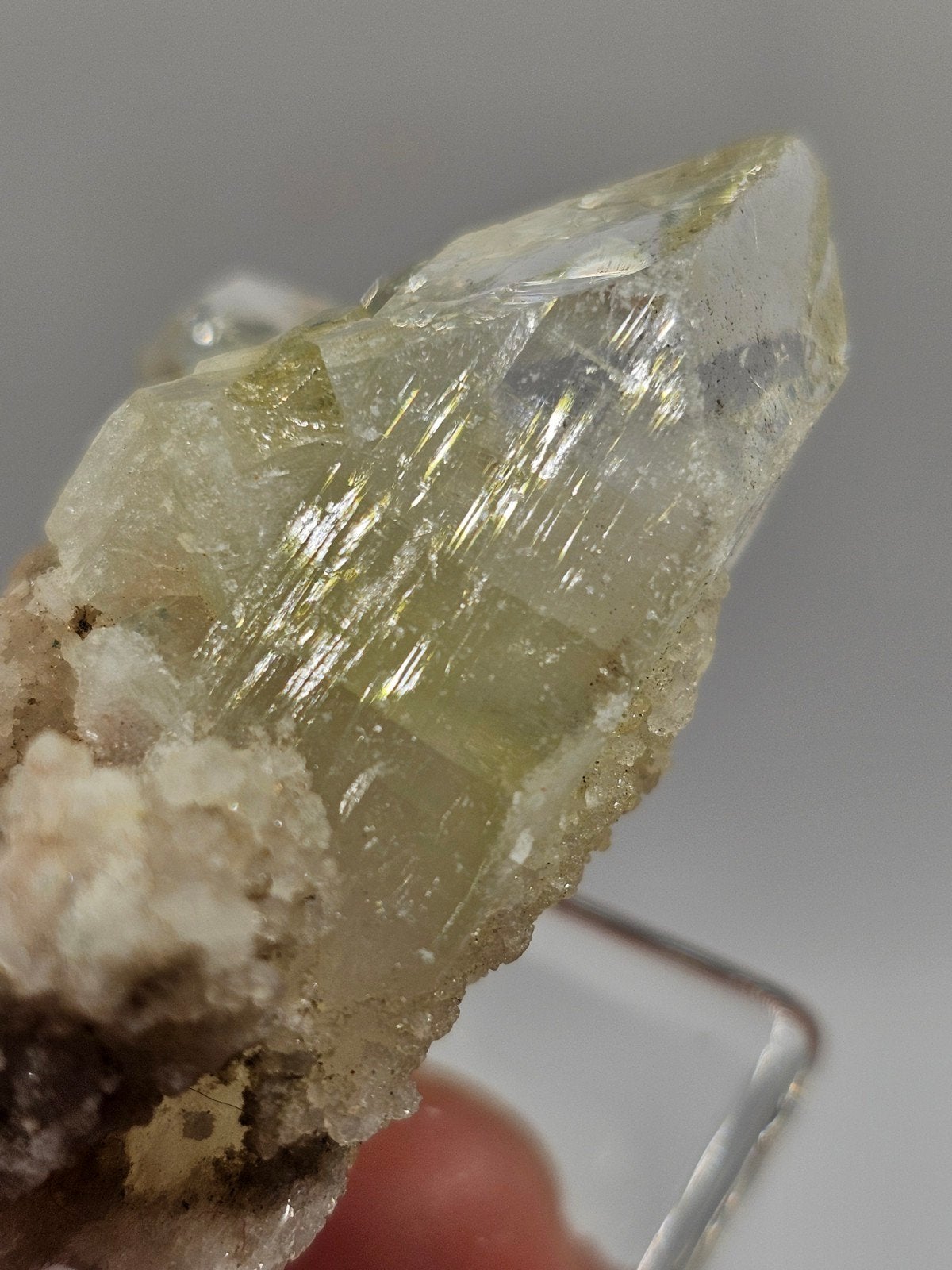 Apofylliet op sokkel - Prachtig mineraal exemplaar, Verzamelen, Mineralen en Fossielen, Ophalen of Verzenden, Mineraal