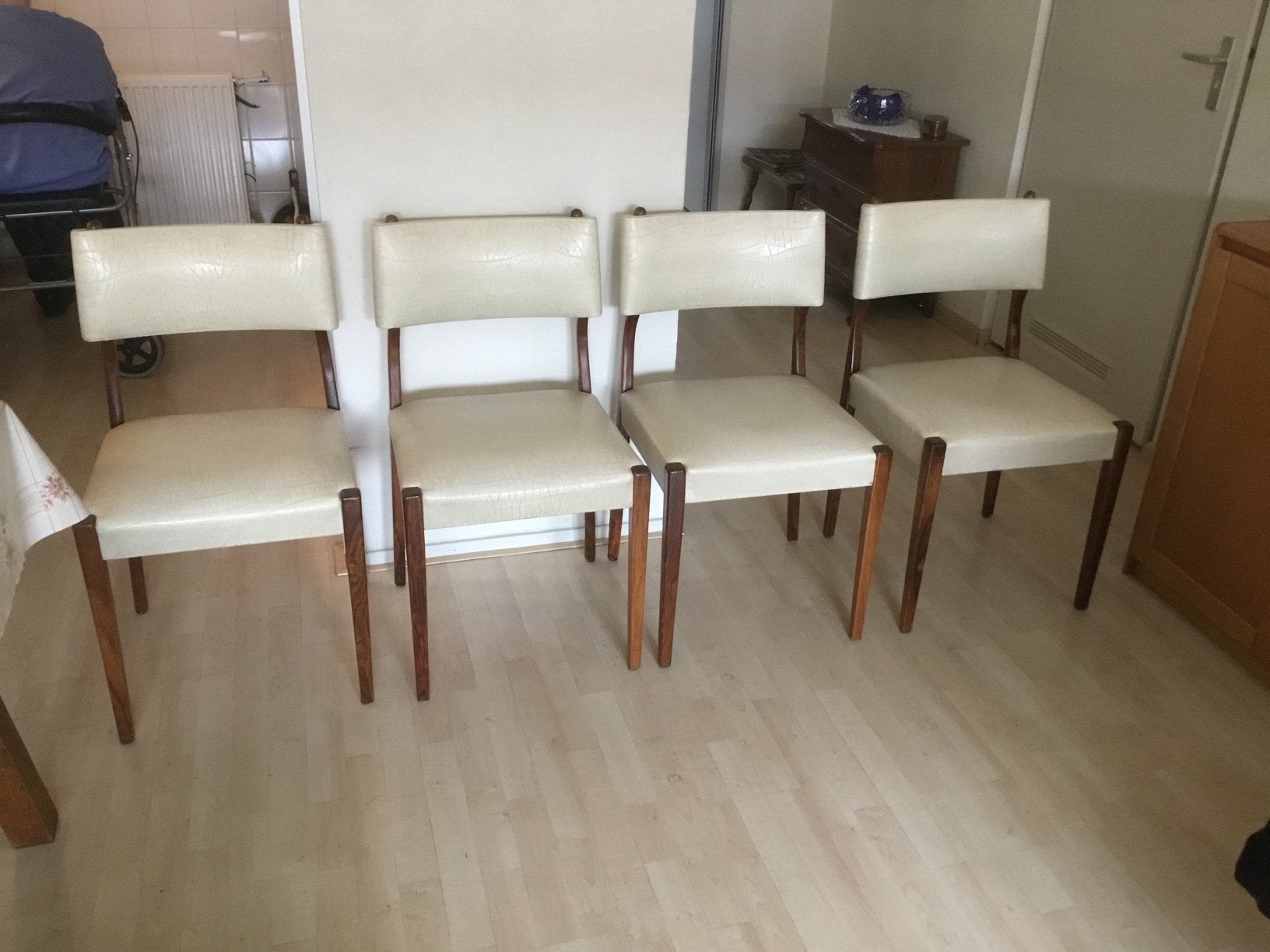Drie eettafel stoelen, Ophalen