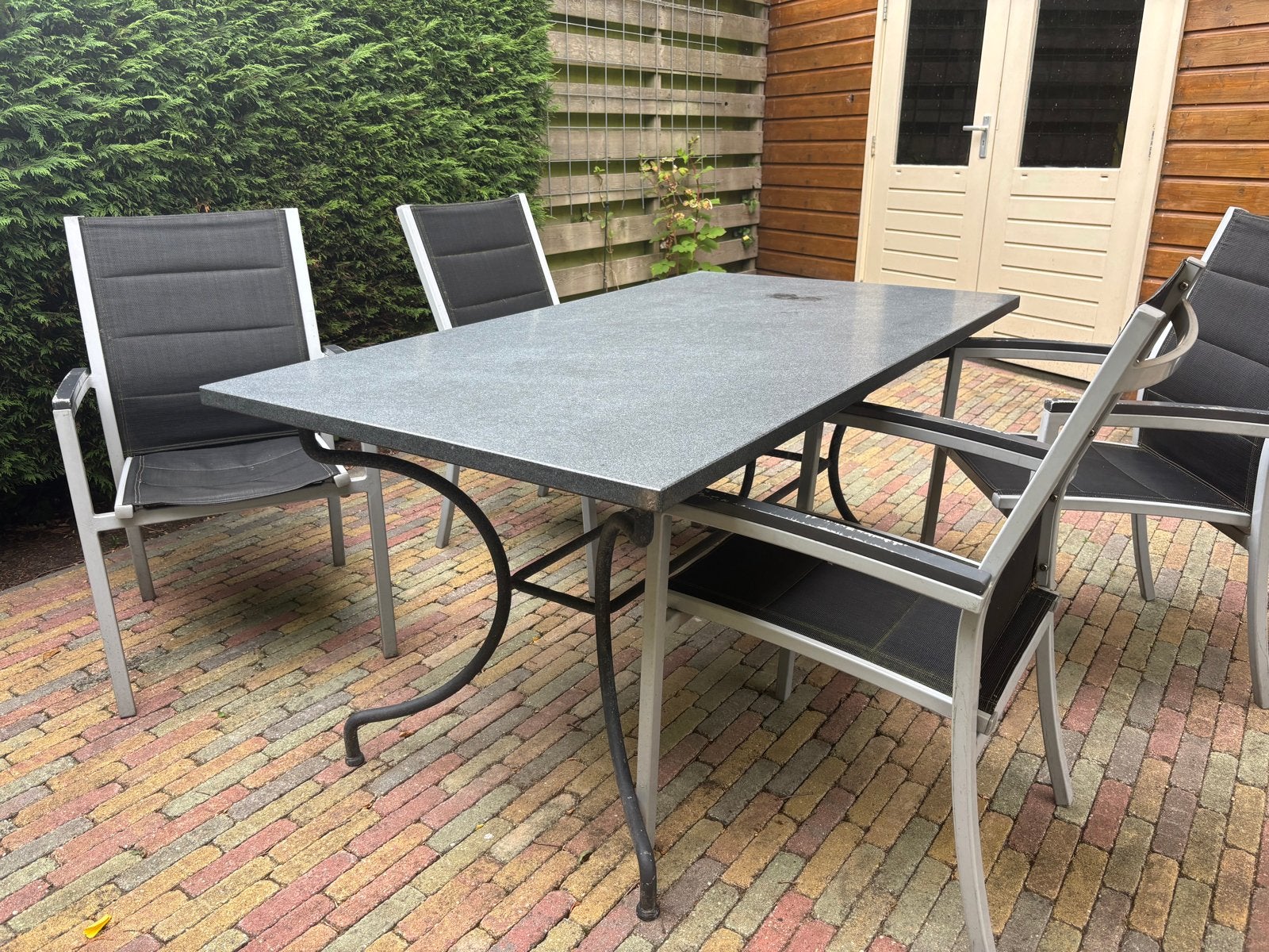 Tuinset: natuurstenen tafel met metalen onderstel en stoelen, Ophalen, Gebruikt, Rechthoekig