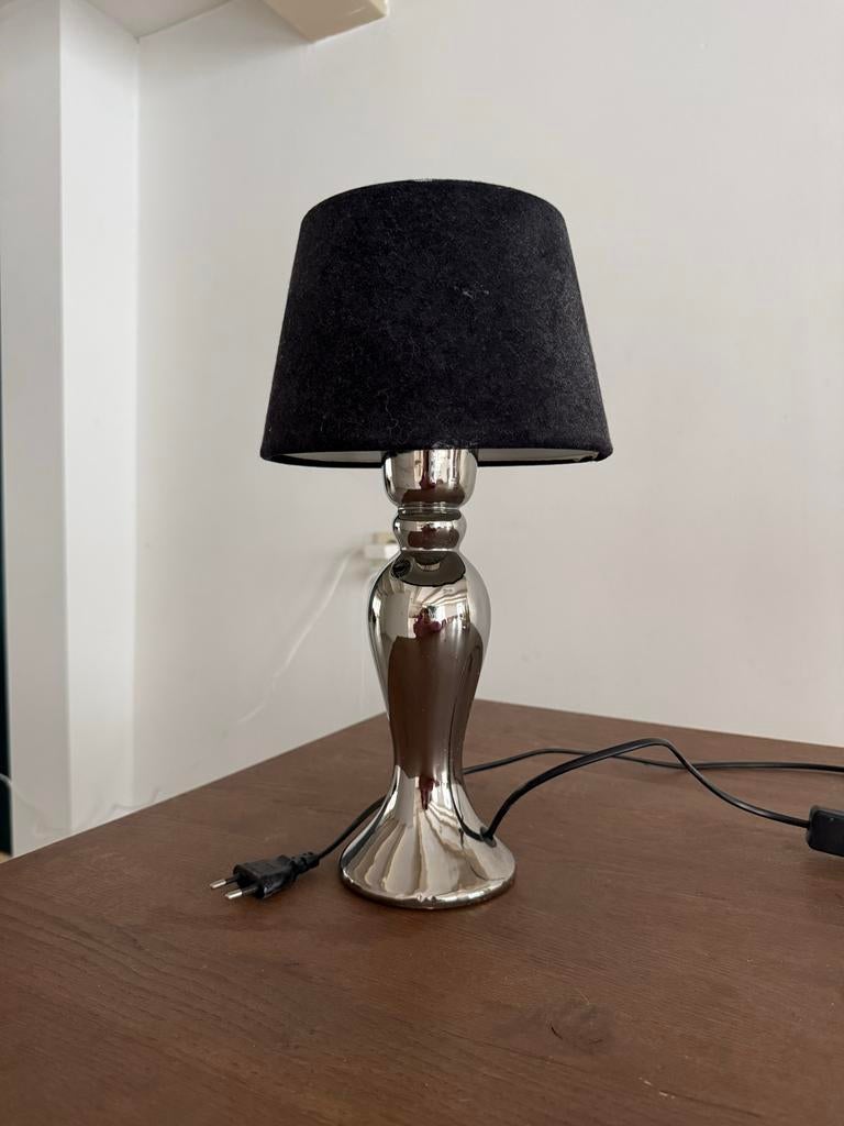 Stijlvolle tafellamp met zwarte kap, Huis en Inrichting, Lampen | Tafellampen, Zo goed als nieuw, Minder dan 50 cm, Metaal, Ophalen of Verzenden