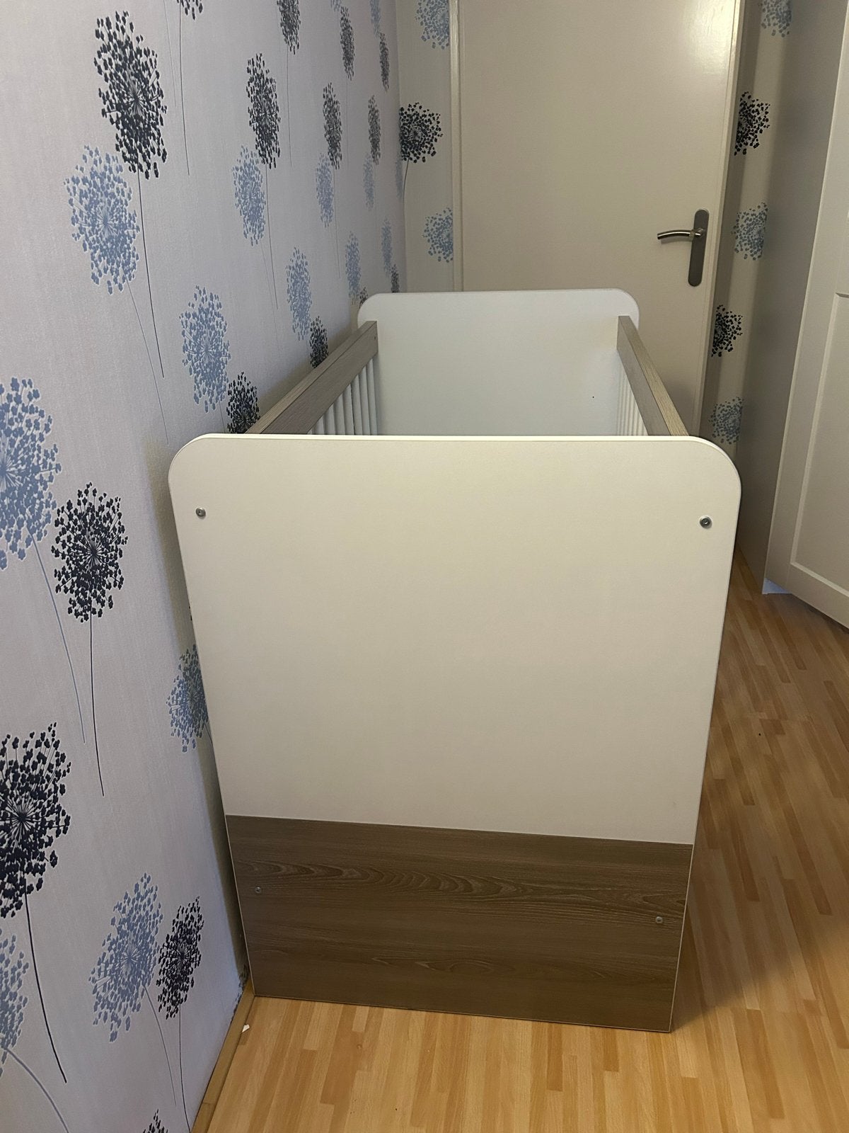 Babybedje wit met houtkleurige accenten, Kinderen en Baby's, Babywiegjes en Ledikanten, Ophalen, Gebruikt, Ledikant