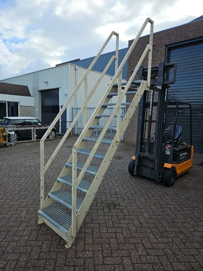 Trap stalen trap 230 - 250 cm. dubbele leuning, Ophalen, Gebruikt, 2 tot 4 meter