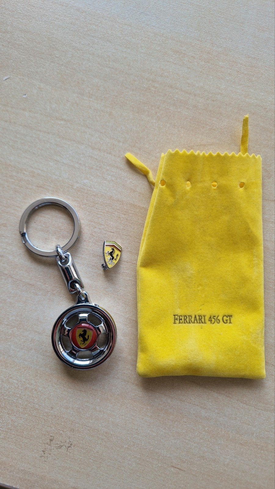 Ferrari 456 GT Sleutelhanger en Pin Set, Auto diversen, Ophalen of Verzenden, Zo goed als nieuw