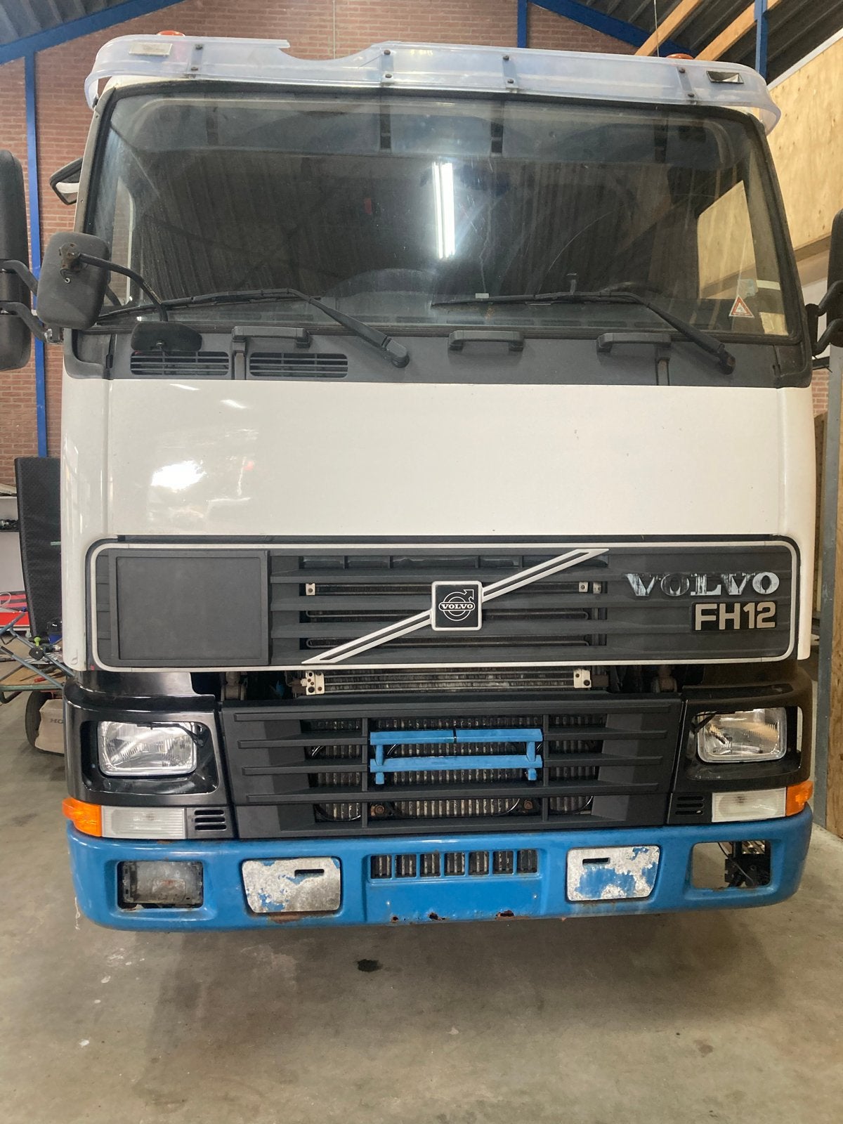 Volvo fh12 vrachtwagen met vele nieuwe plastic delen, Stof, Wit, Grijs, Particulier