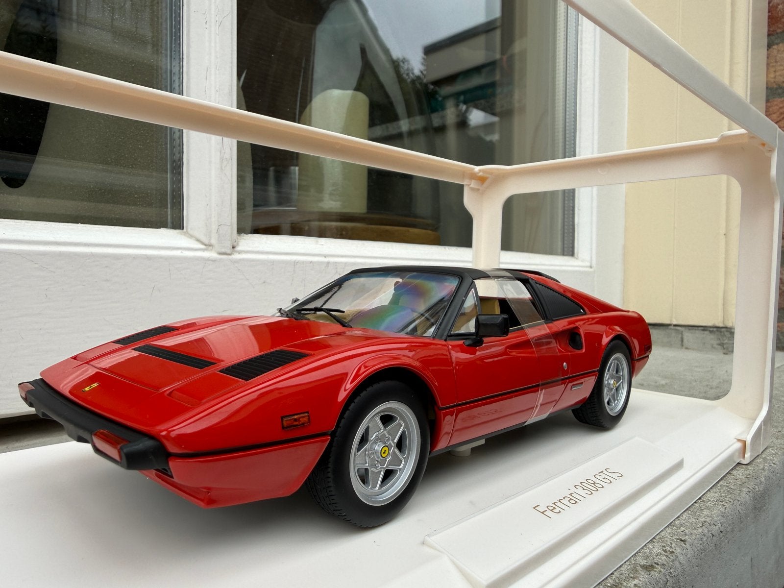 1:18 Ferrari 308 GTS Targa rood Magnum PI 1982 Norev 187930, Hobby en Vrije tijd, Auto, Norev, 70-72 Av. de Bohlen, Vaulx-en-Velin, 69120, France