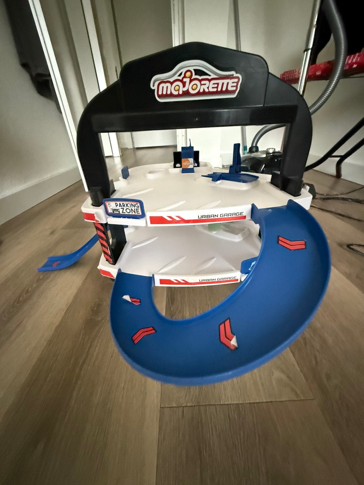 Te koop 2 in 1 Autogarage en bak met auto’s, Kinderen en Baby's, Ophalen of Verzenden, Gebruikt