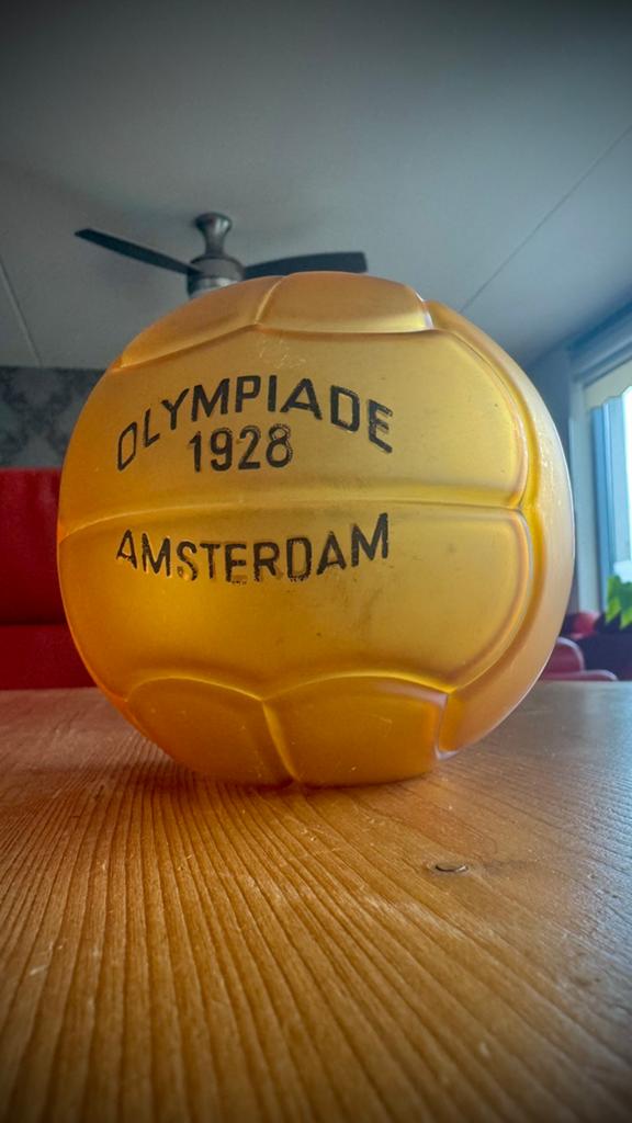 Leerdam Olympiade 1928 glazen voetbal vaas Copier zeldzaam, Antiek en Kunst, Ophalen