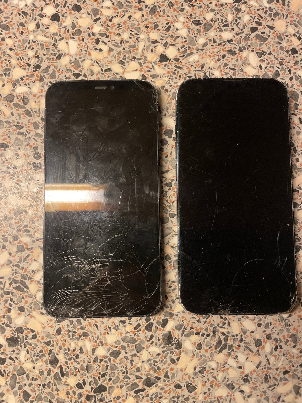 1x iPhone 12/ 1x iphone 13 - werken allebei maar schade, Zwart, Ophalen of Verzenden, IPhone 12, Zonder simlock