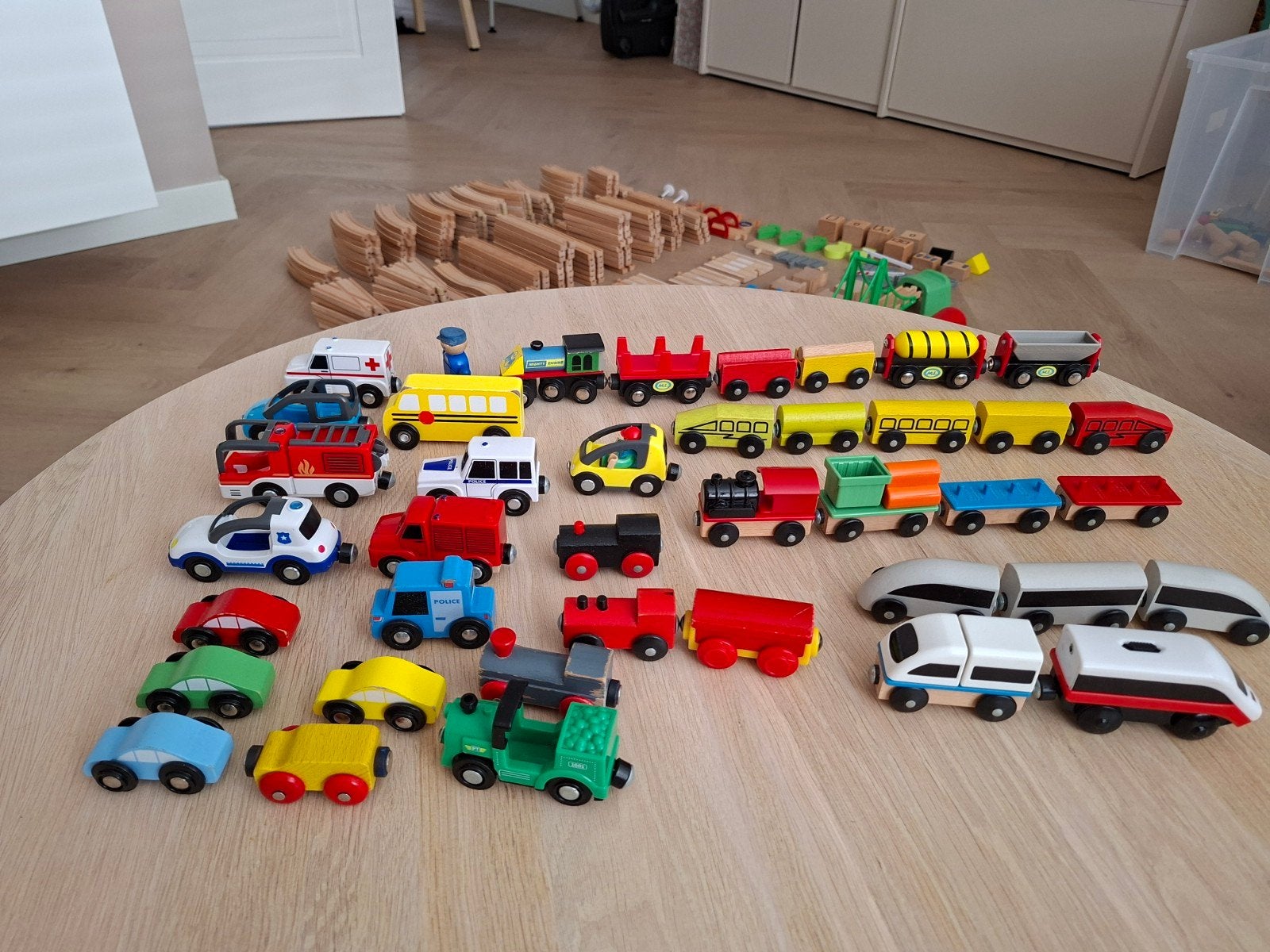 Grote houten treinbaan set met treinen, auto's en garage, Ophalen, Gebruikt