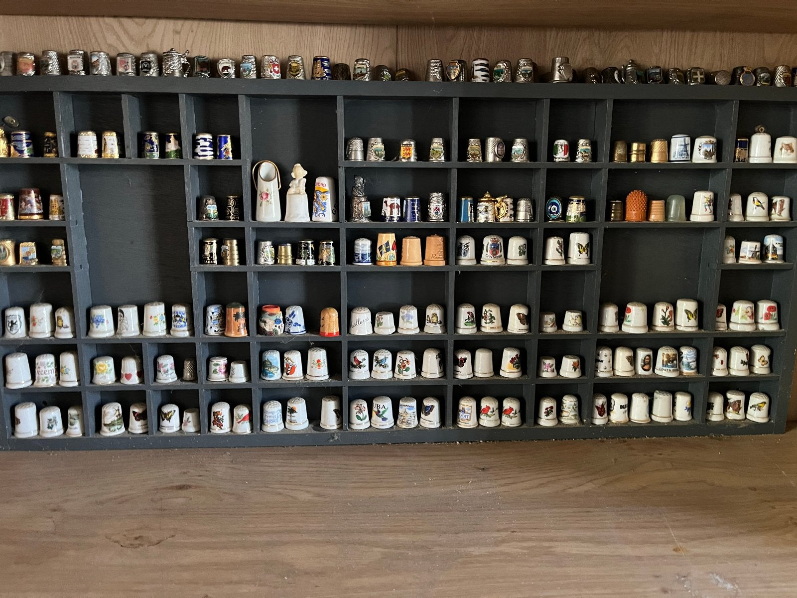 Grote verzameling vingerhoeden met displayrekken, Ophalen, Gebruikt