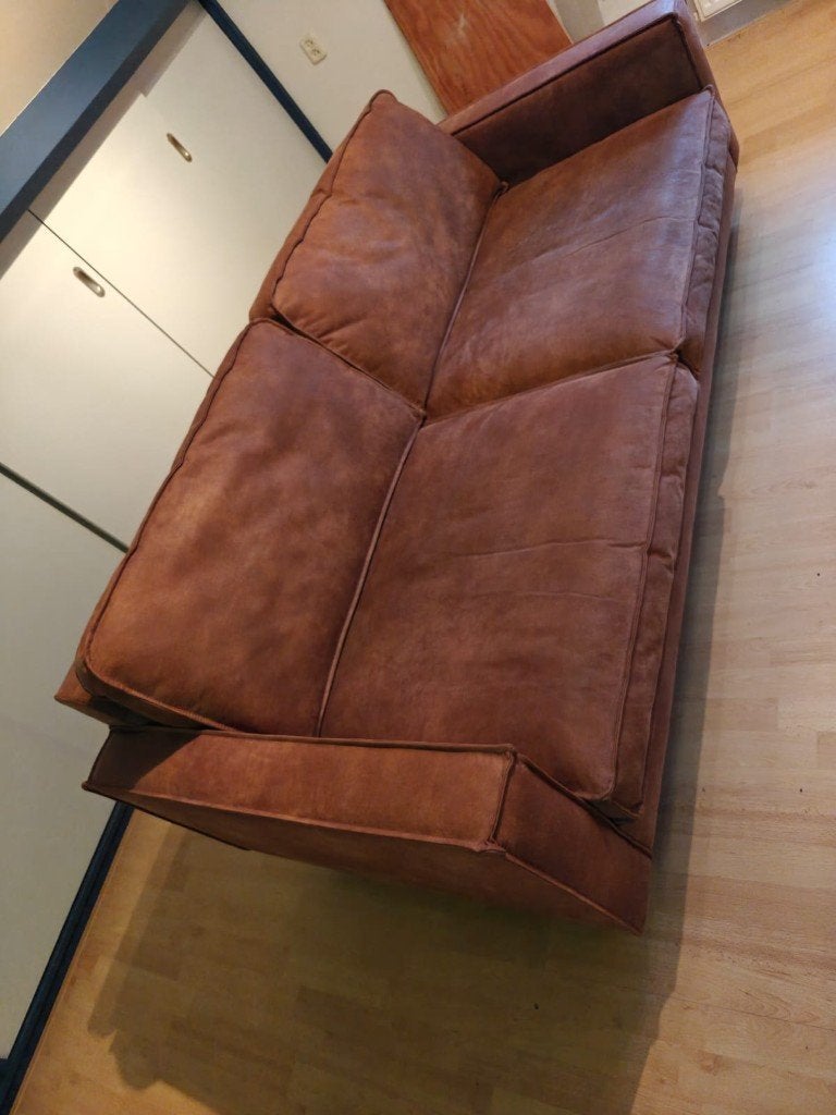 Comfortabele cognac bank met lichte beschadiging, Ophalen, Gebruikt, Driepersoons, 75 tot 100 cm