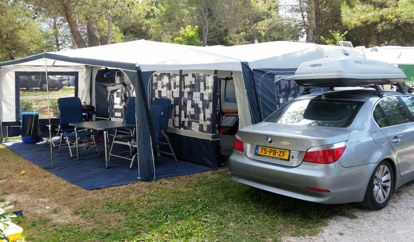 Hobby 560 KMFE, Caravans en Kamperen, Caravans, Particulier, tot en met 6, 1250 - 1500 kg, Rondzit, Hobby, Dwars-stapelbed, Frans bed