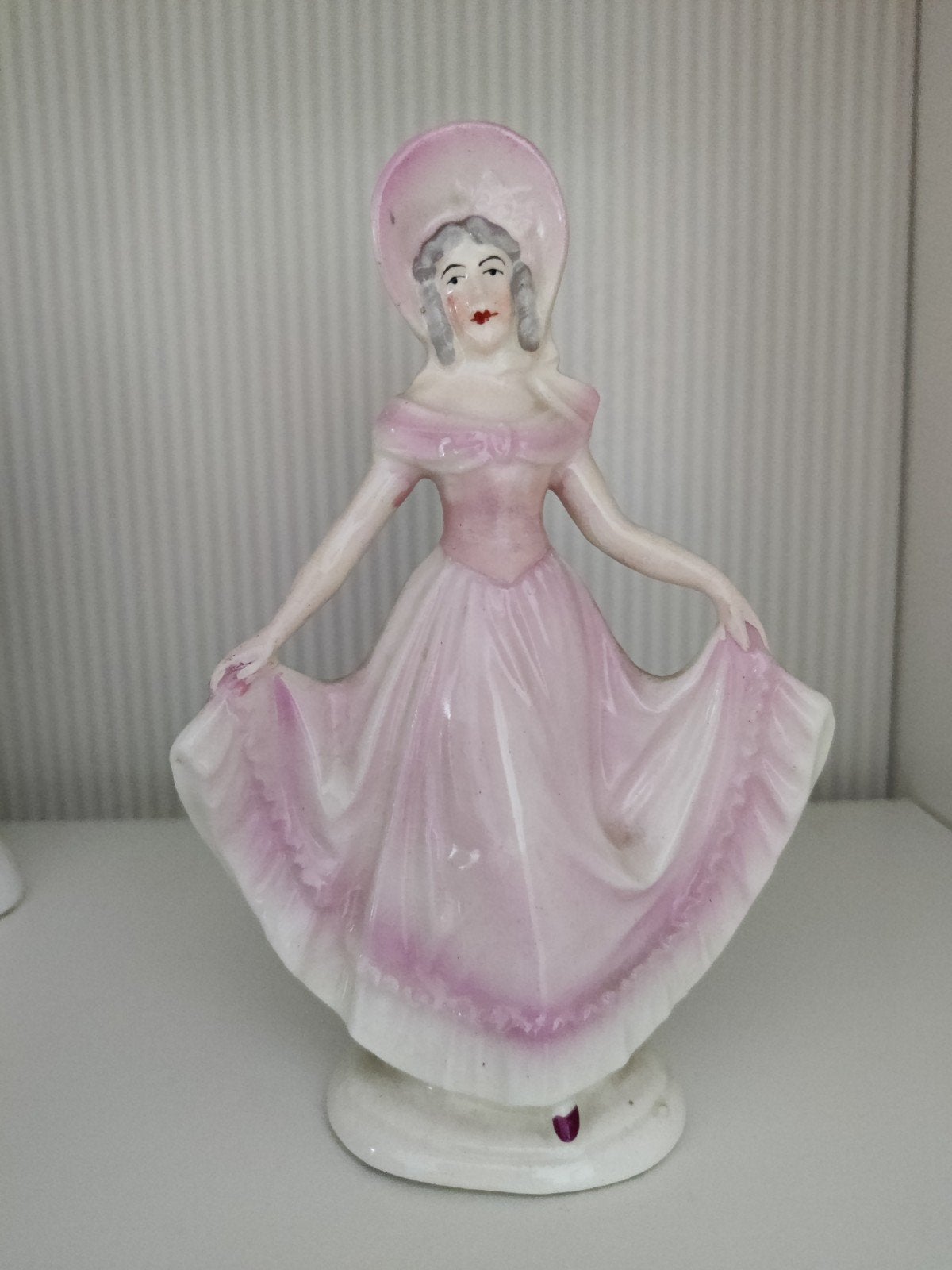 Antiek beeldje dame roze jurk en bonnet, Ophalen of Verzenden, Gebruikt, Mens