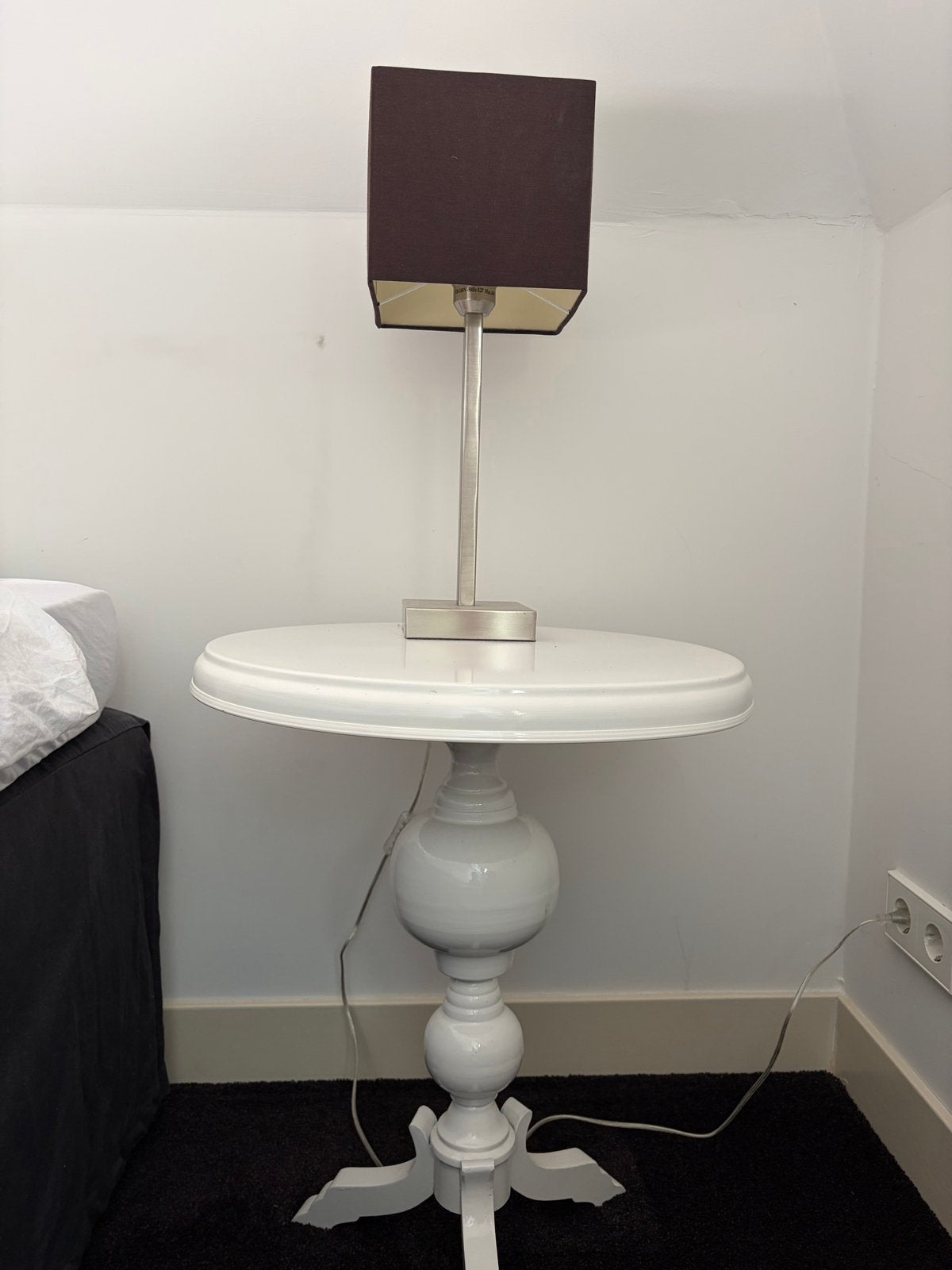 Witte bijzettafel met sierlijke poot - 50x60 cm, Ophalen, Minder dan 55 cm, Metaal of Aluminium, Rond
