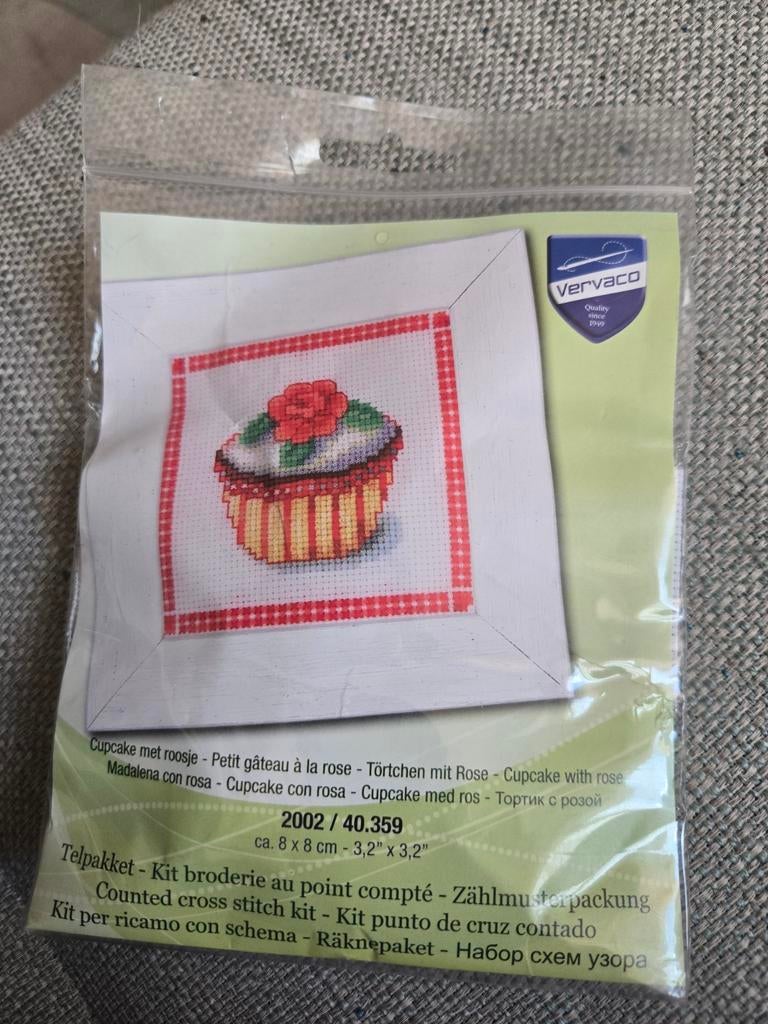 Borduurpakketje gebakje met roos, Ophalen of Verzenden, Borduurpakket