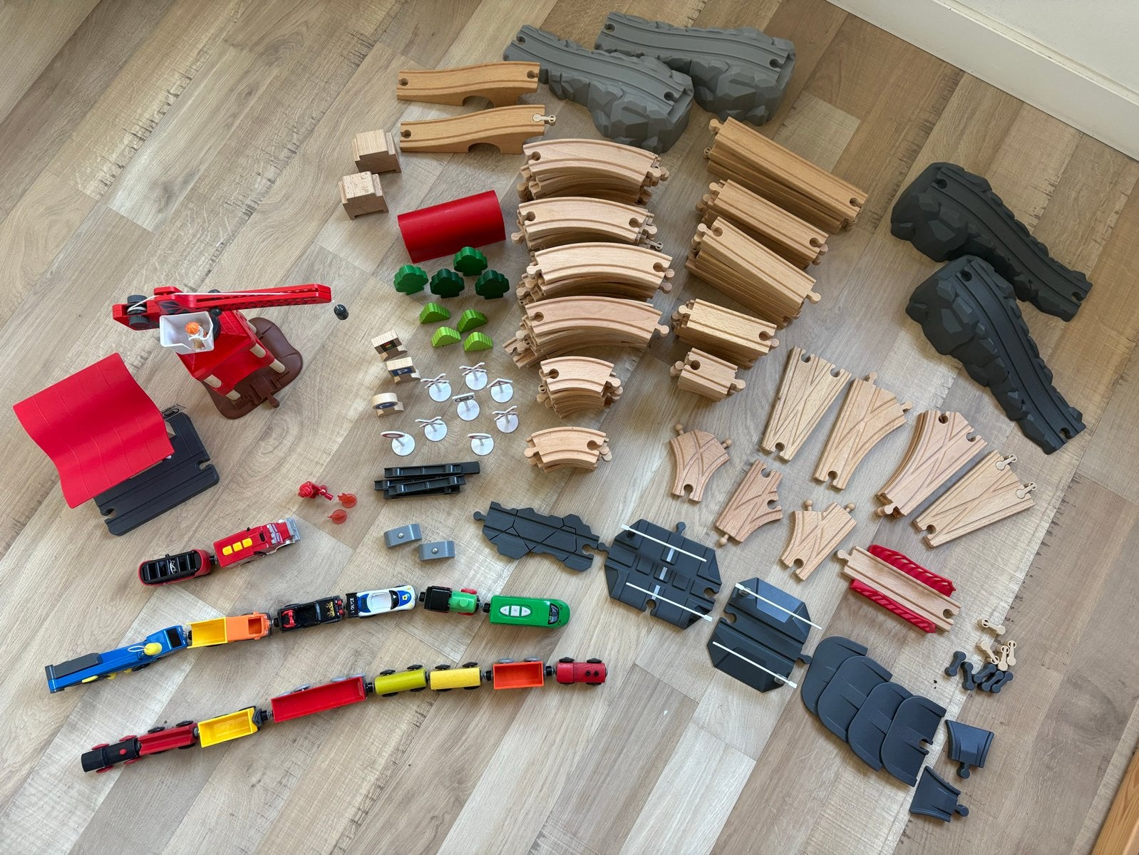Uitgebreide houten treinbaan set met treinen en accessoires, Ophalen of Verzenden, Zo goed als nieuw, Rij- of Hobbelspeelgoed