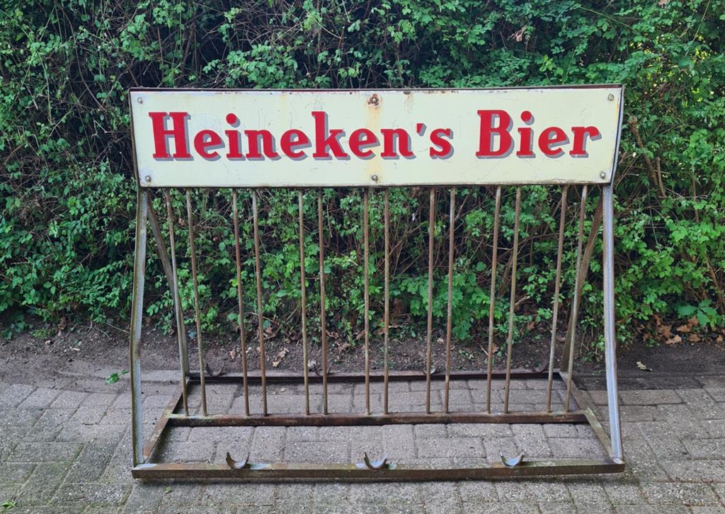Oud Fietsenrek met 2 emaille Heineken's Bier reclame borden, Ophalen
