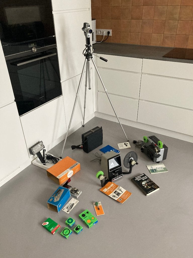 Vintage smalfilm camera-set met diverse accessoires, Verzamelen, Ophalen, 1960 tot 1980, Filmcamera