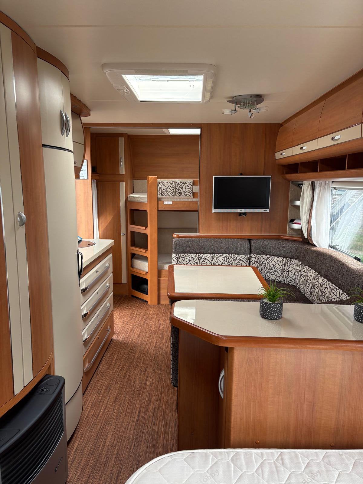 Hobby 560 KMFE | Mover, stapelbed, voortent, luifel, horren, Caravans en Kamperen, Rondzit, Hobby, Particulier, Tot en met 6
